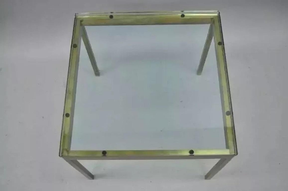 Inconnu Table d'appoint carrée en laiton bruni de style moderne du milieu du siècle dernier par Scope Furniture en vente