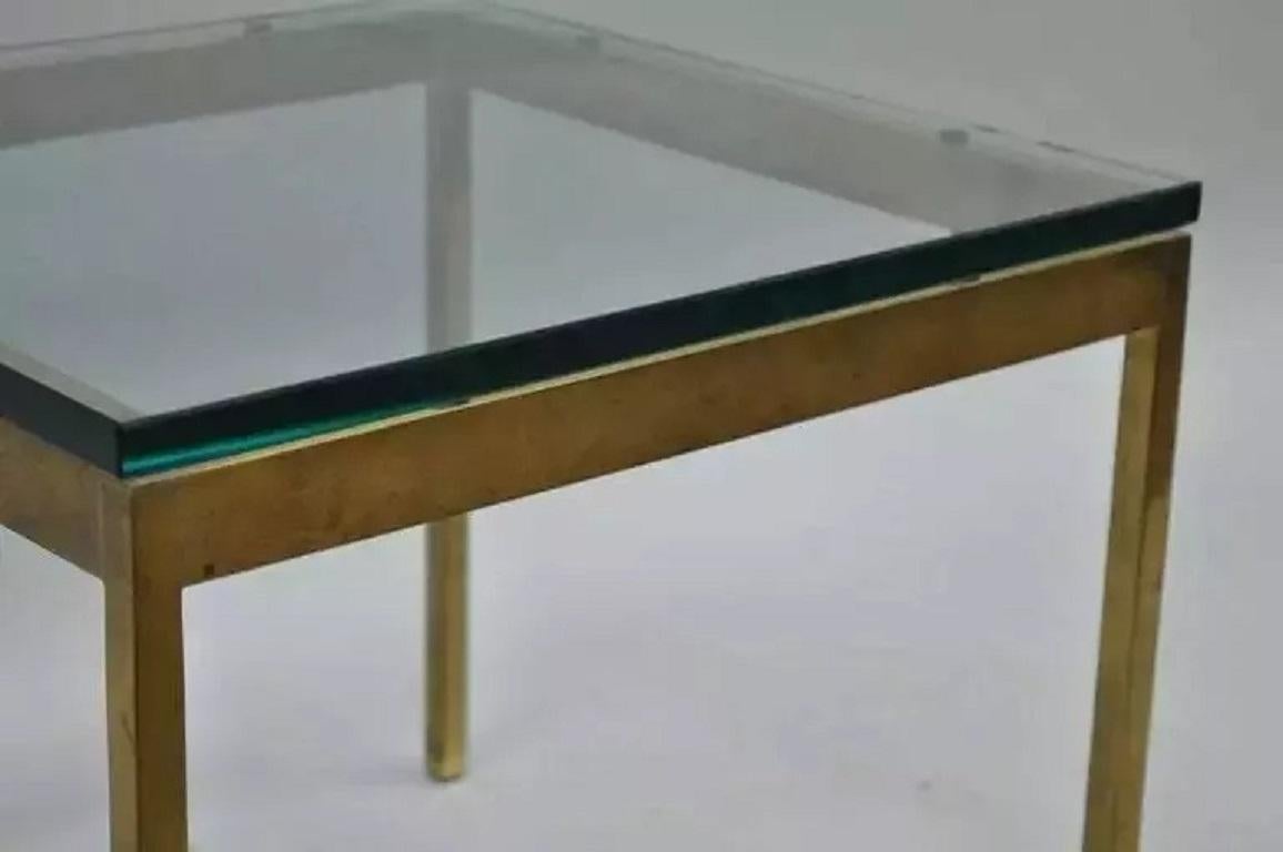 20ième siècle Table d'appoint carrée en laiton bruni de style moderne du milieu du siècle dernier par Scope Furniture en vente