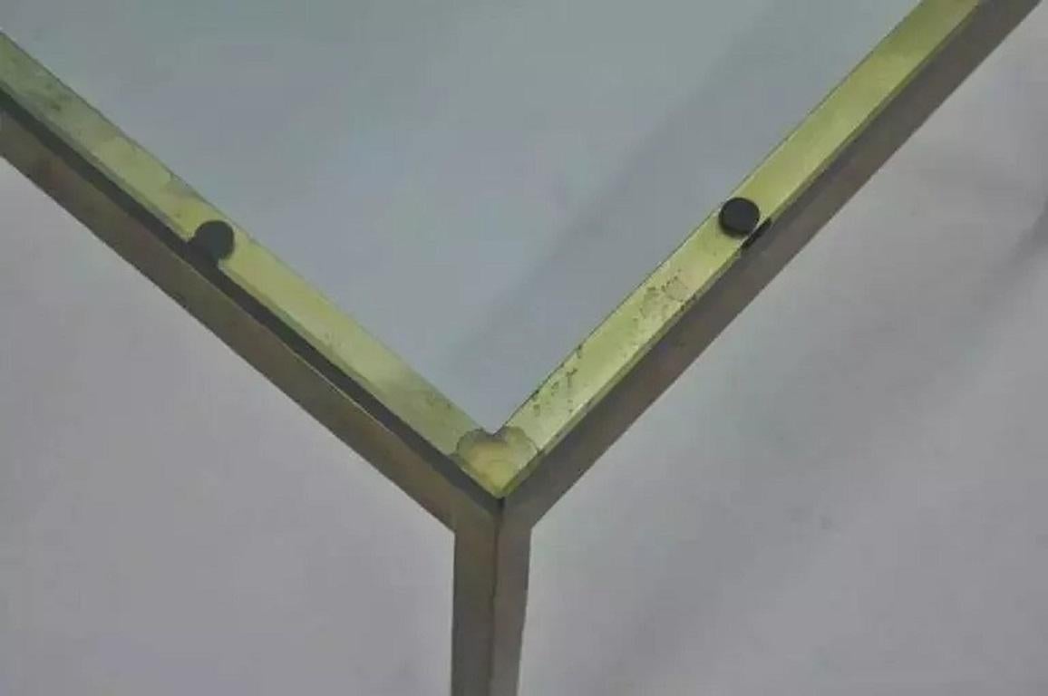 Métal Table d'appoint carrée en laiton bruni de style moderne du milieu du siècle dernier par Scope Furniture en vente