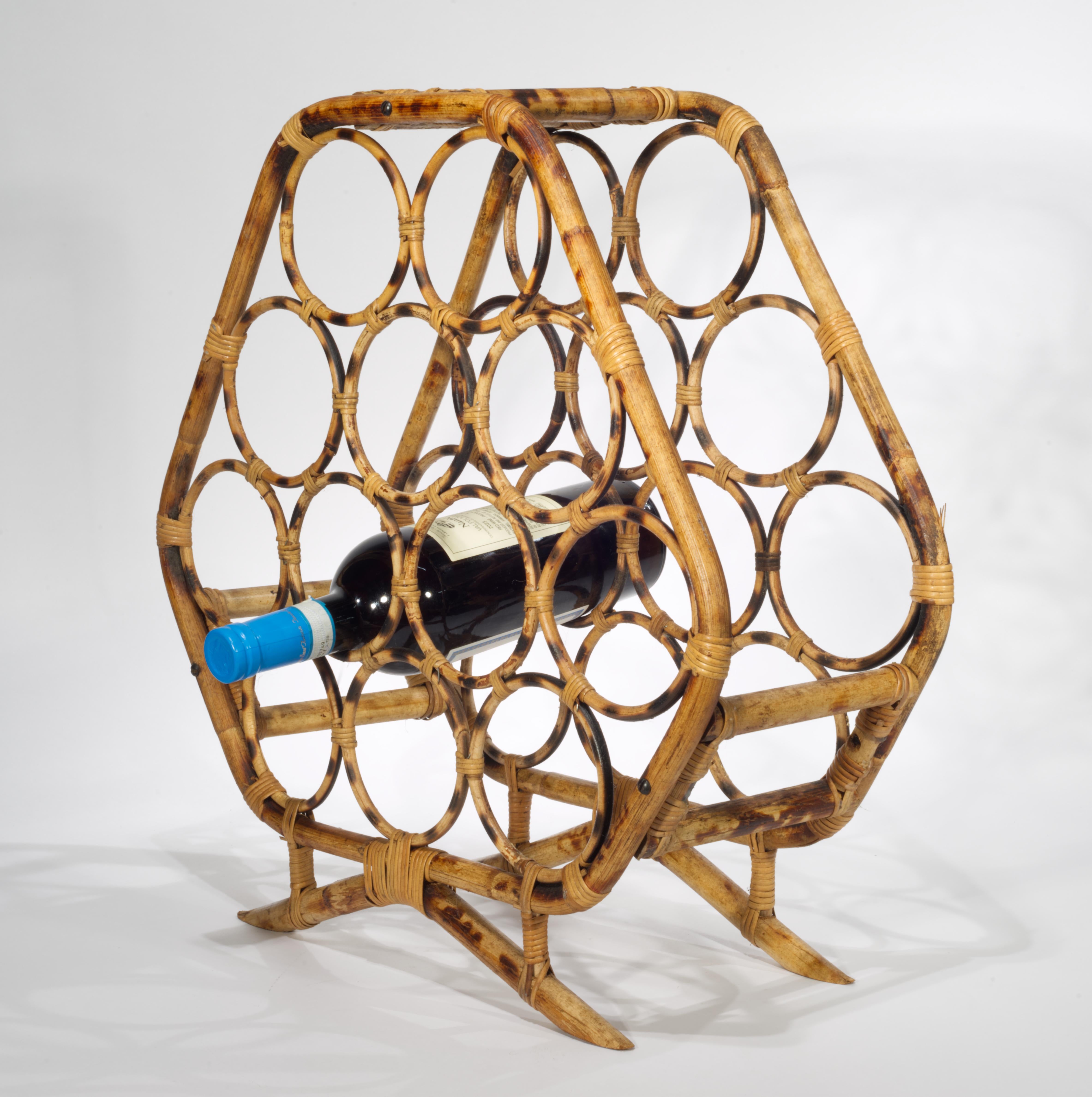 Mid-Century moderno Portabottiglie in rattan di bambù con guscio di tartaruga bruciato, moderno, di metà secolo in vendita