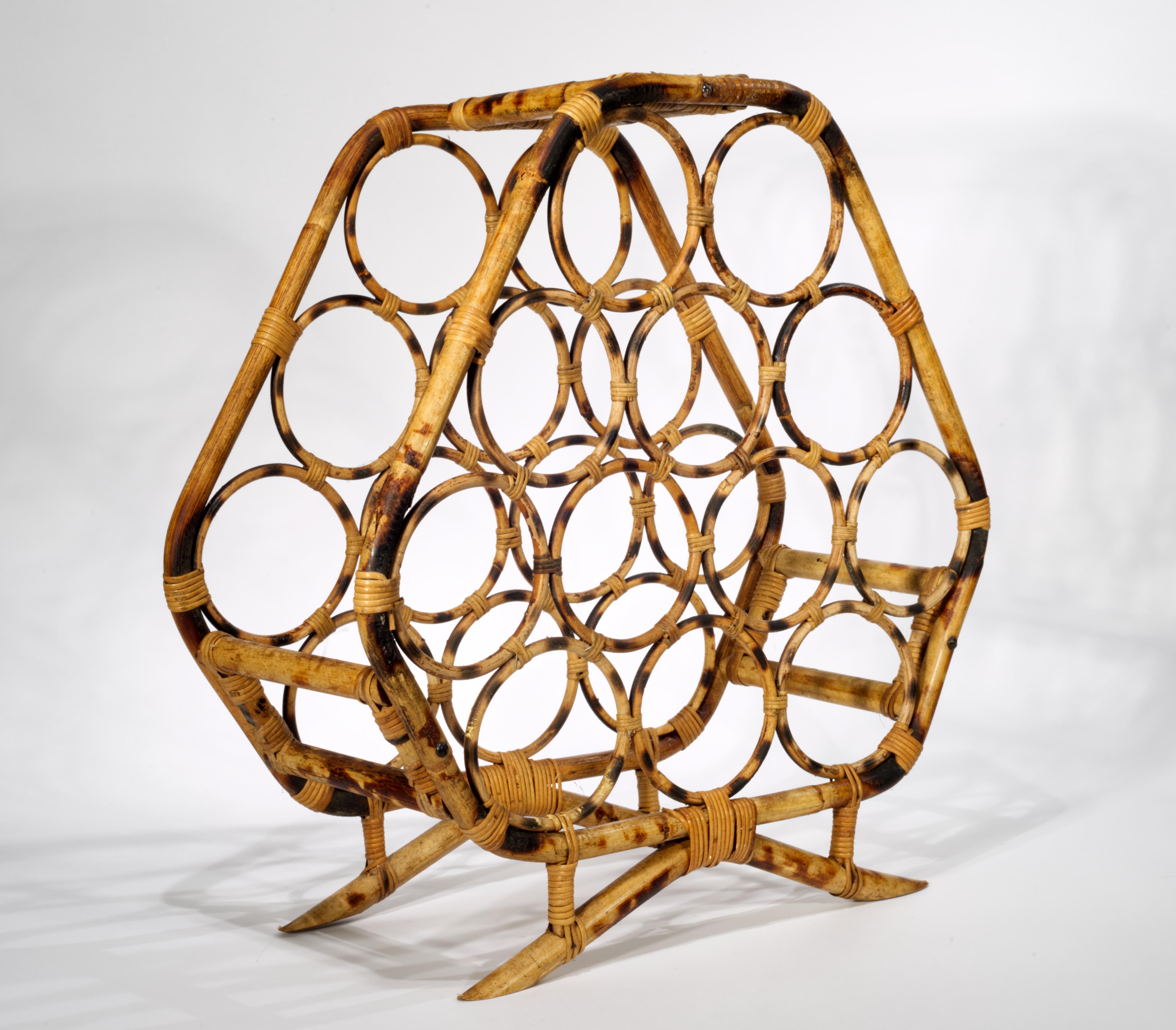 Fatto a mano Portabottiglie in rattan di bambù con guscio di tartaruga bruciato, moderno, di metà secolo in vendita