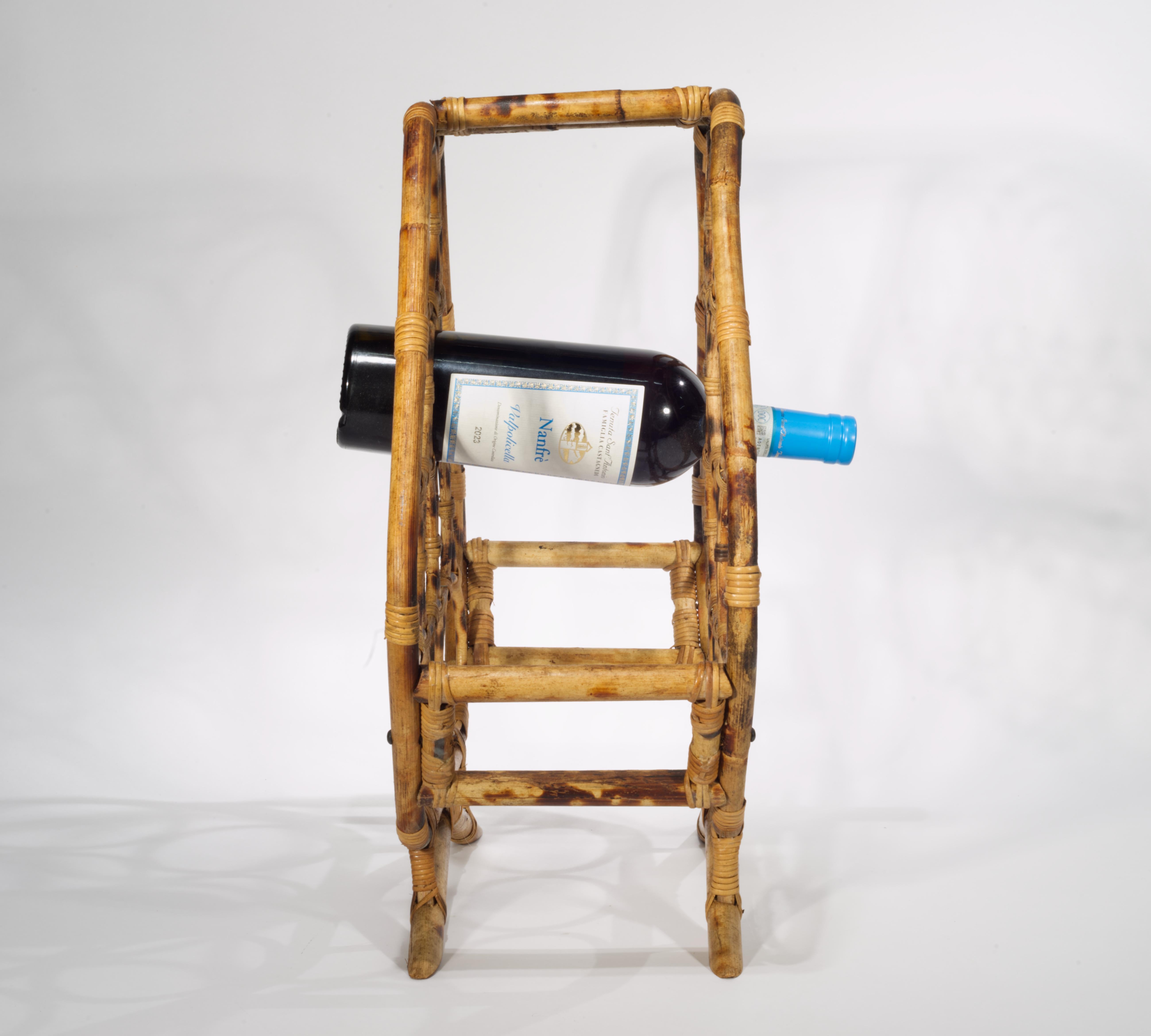 Portabottiglie in rattan di bambù con guscio di tartaruga bruciato, moderno, di metà secolo In condizioni buone in vendita a Clifton Springs, NY