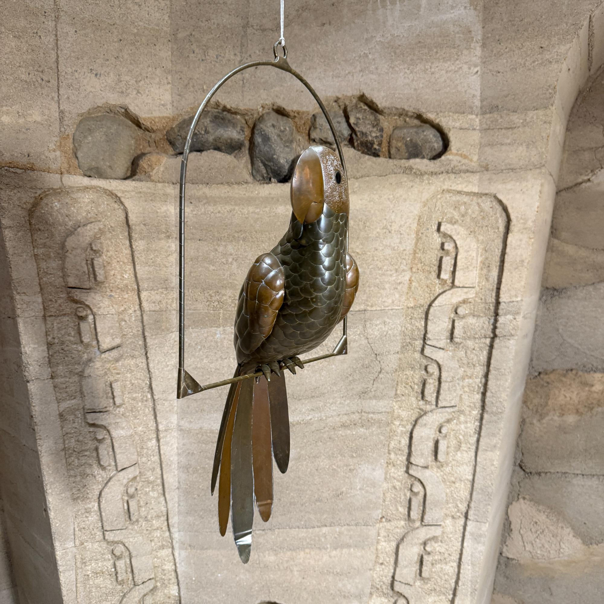 Per la tua considerazione, una scultura appesa di pappagallo in stile Bustamante della metà del secolo scorso. Senza segno. Realizzato in ottone.

Dimensioni: TBD

La consegna entro 200 miglia da San Diego CA è disponibile a un costo aggiuntivo.