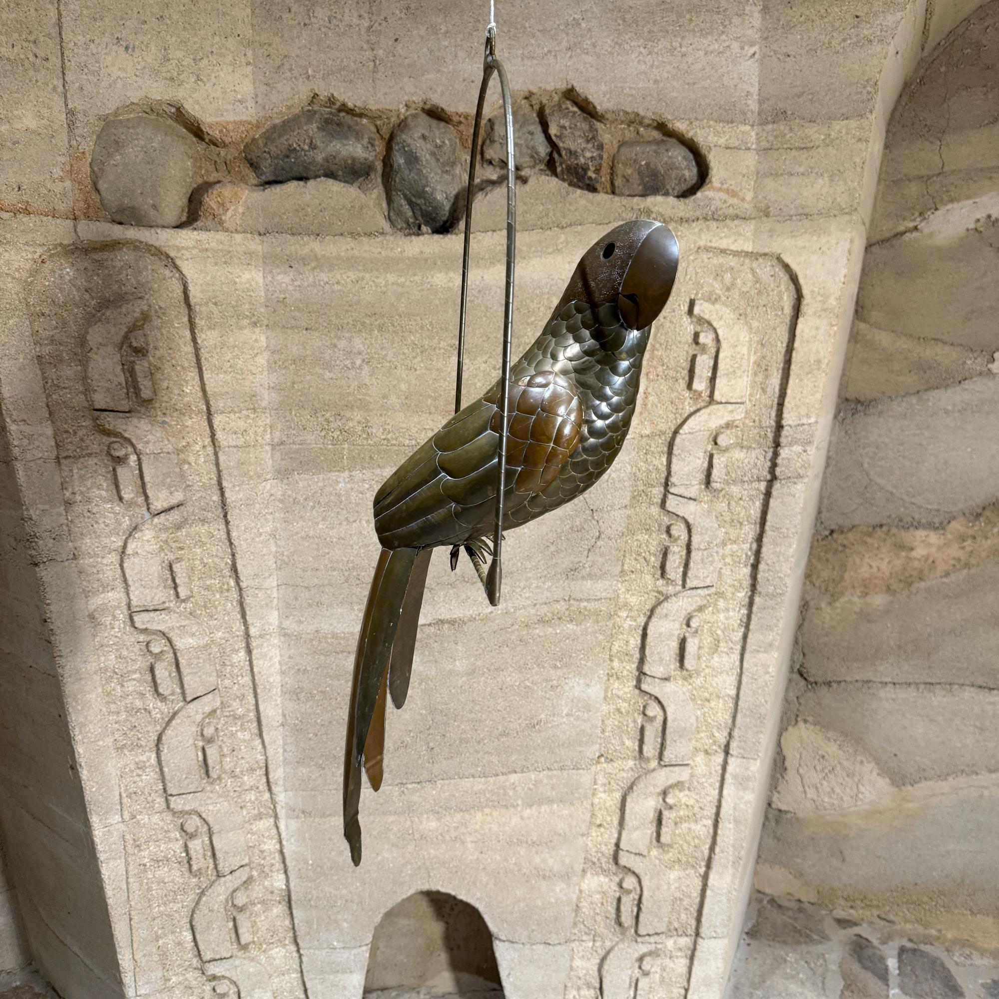 Messicano Scultura a sospensione di pappagallo in stile Bustamante, metà del secolo scorso in vendita