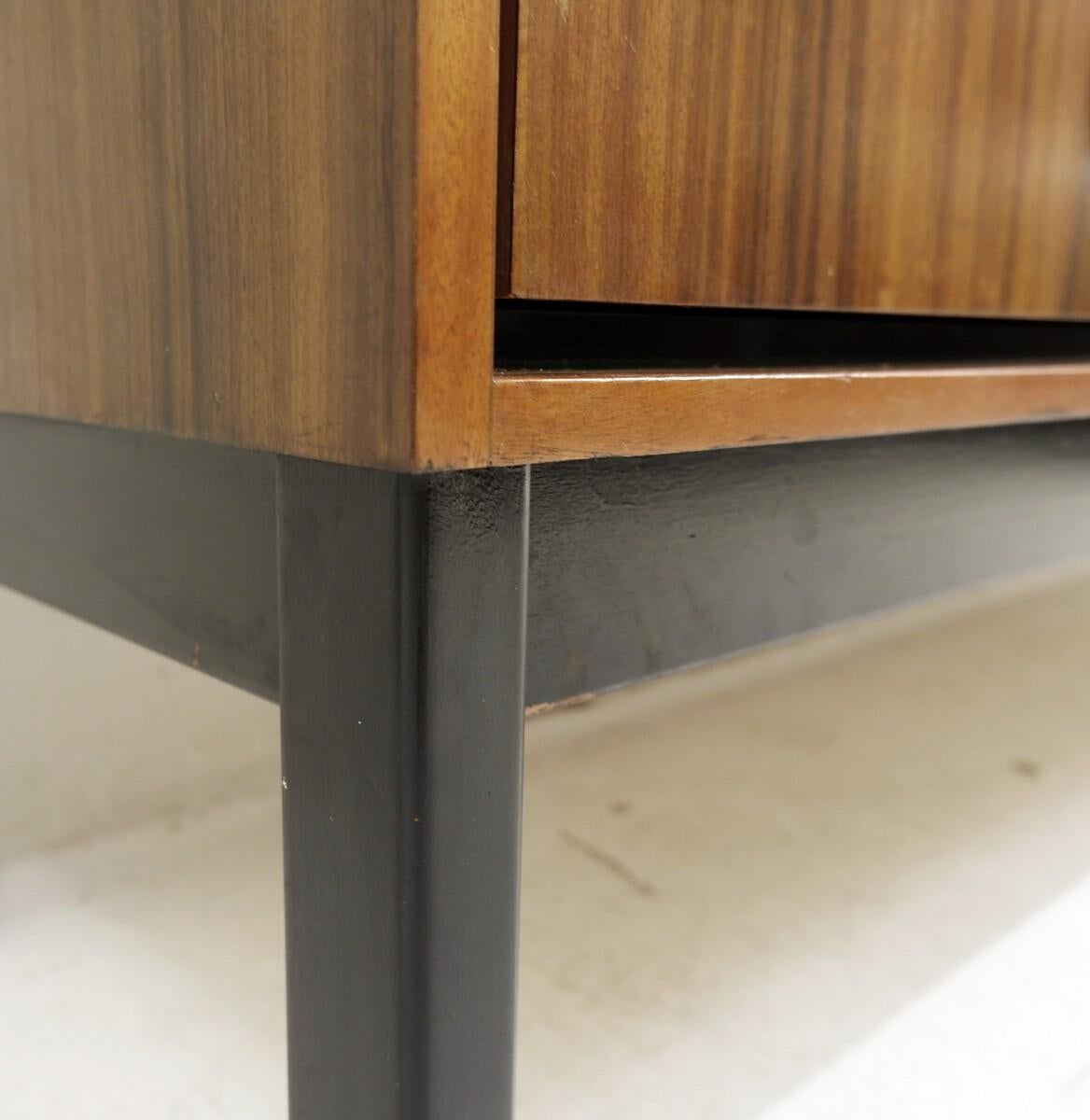 Credenza con ante a farfalla in stile Mid-Century Modern in vendita 1