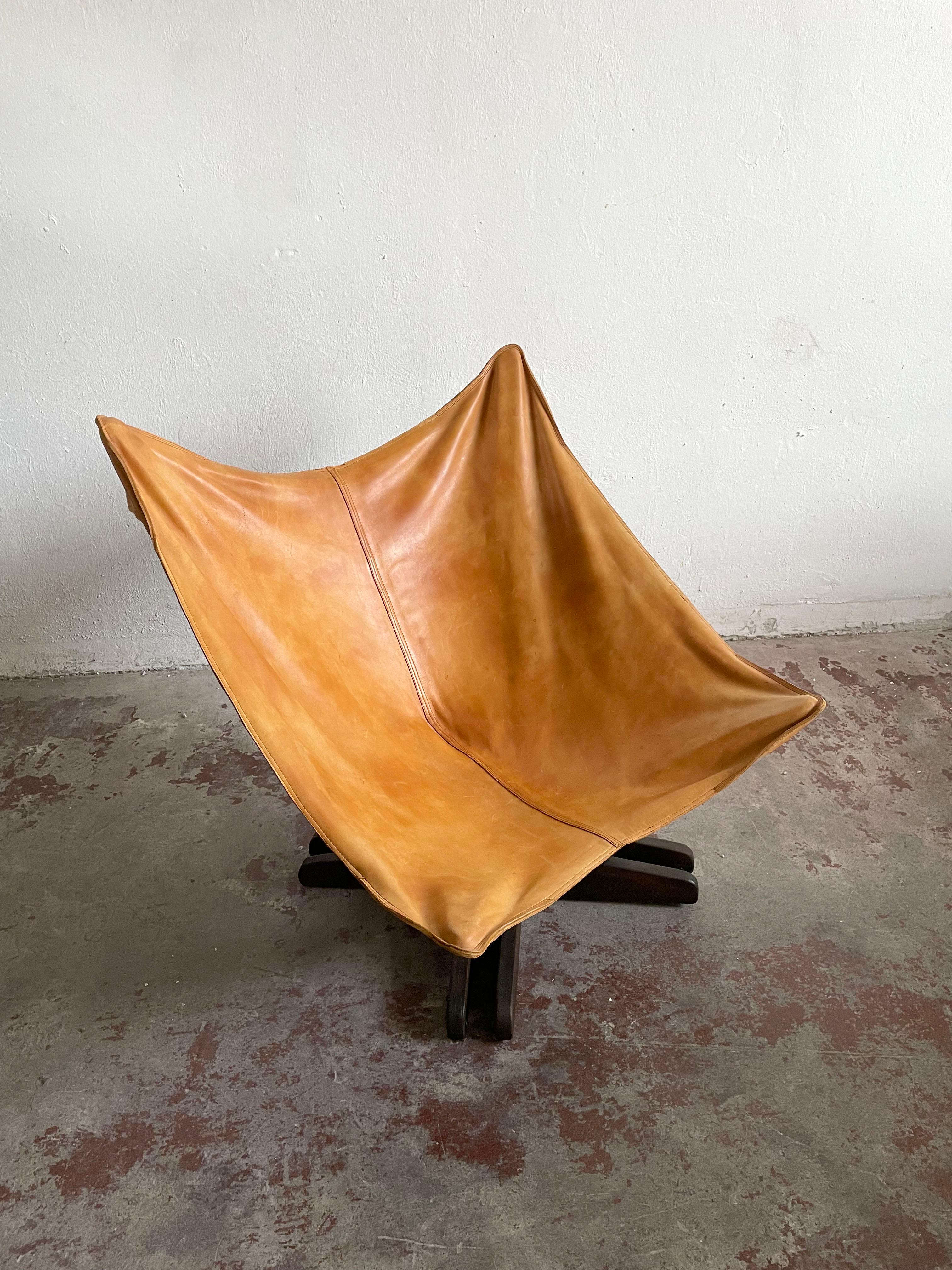 Schöner Vintage-Schmetterlingssessel mit karamellfarbenem Ledersitz und Holzgestell

Unbekannter Designer/Macher, Könnte ein handwerkliches Stück sein

Alter: 1960er/1970er Jahre

Größe: 95 x 92 x 90 cm (H/B/T), 29 cm ist die Höhe der