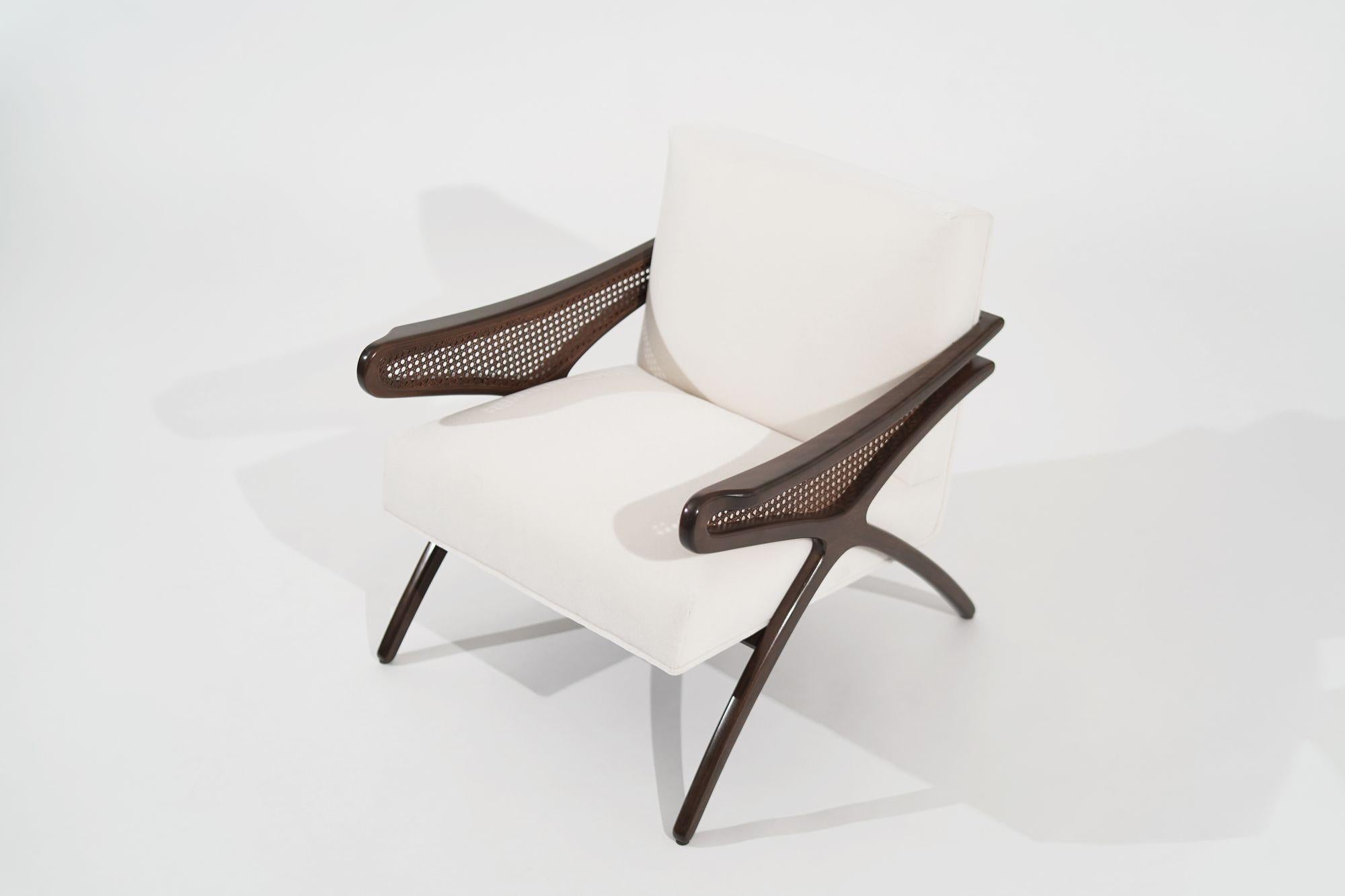 Mid-Century Modern Butterfly Lounge Chair in Mohair, circa 1960s In Excellent Condition For Sale In Westport, CT