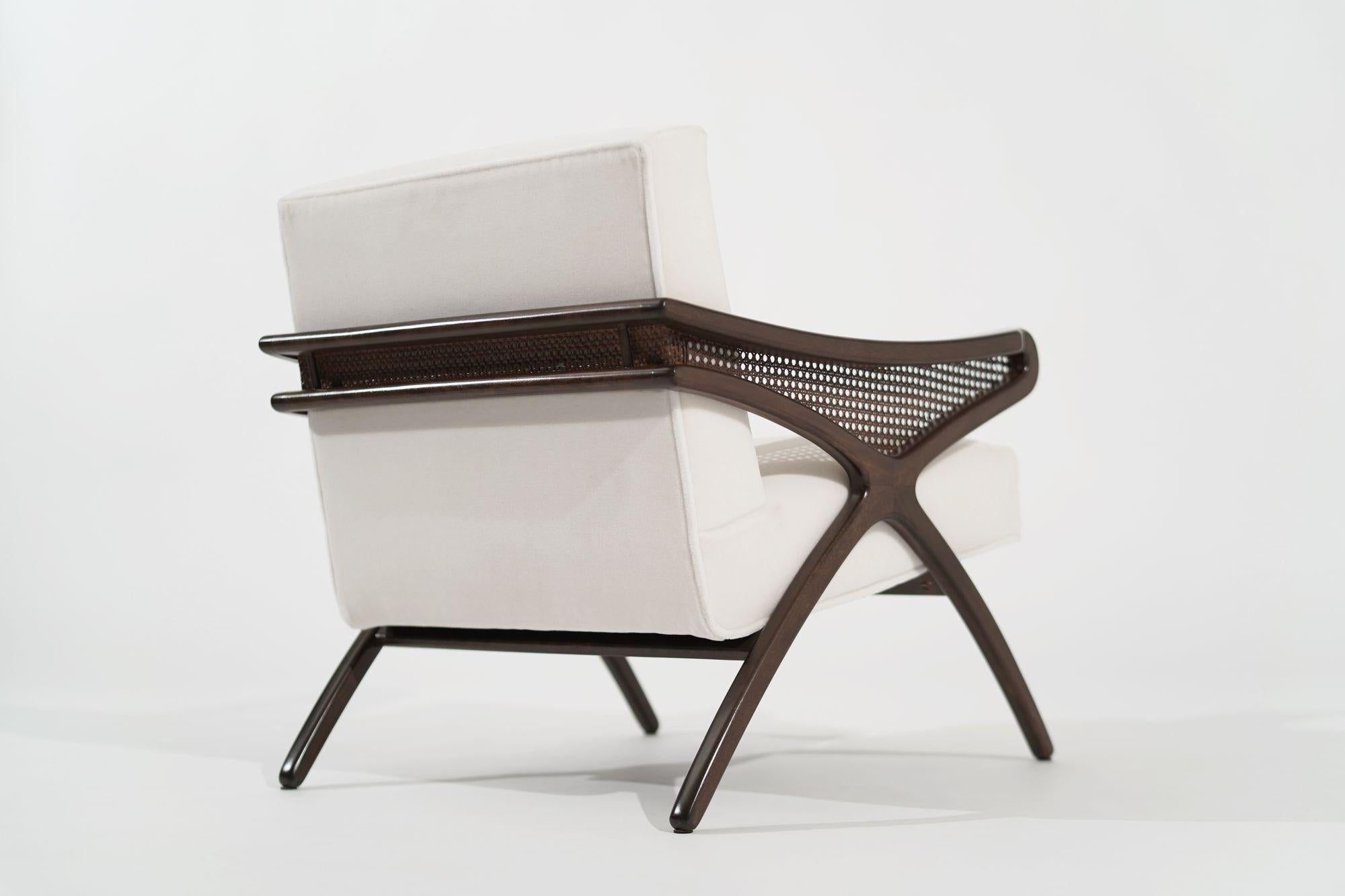 Mid-Century Modern Butterfly Lounge Chair in Mohair, circa 1960s For Sale 1