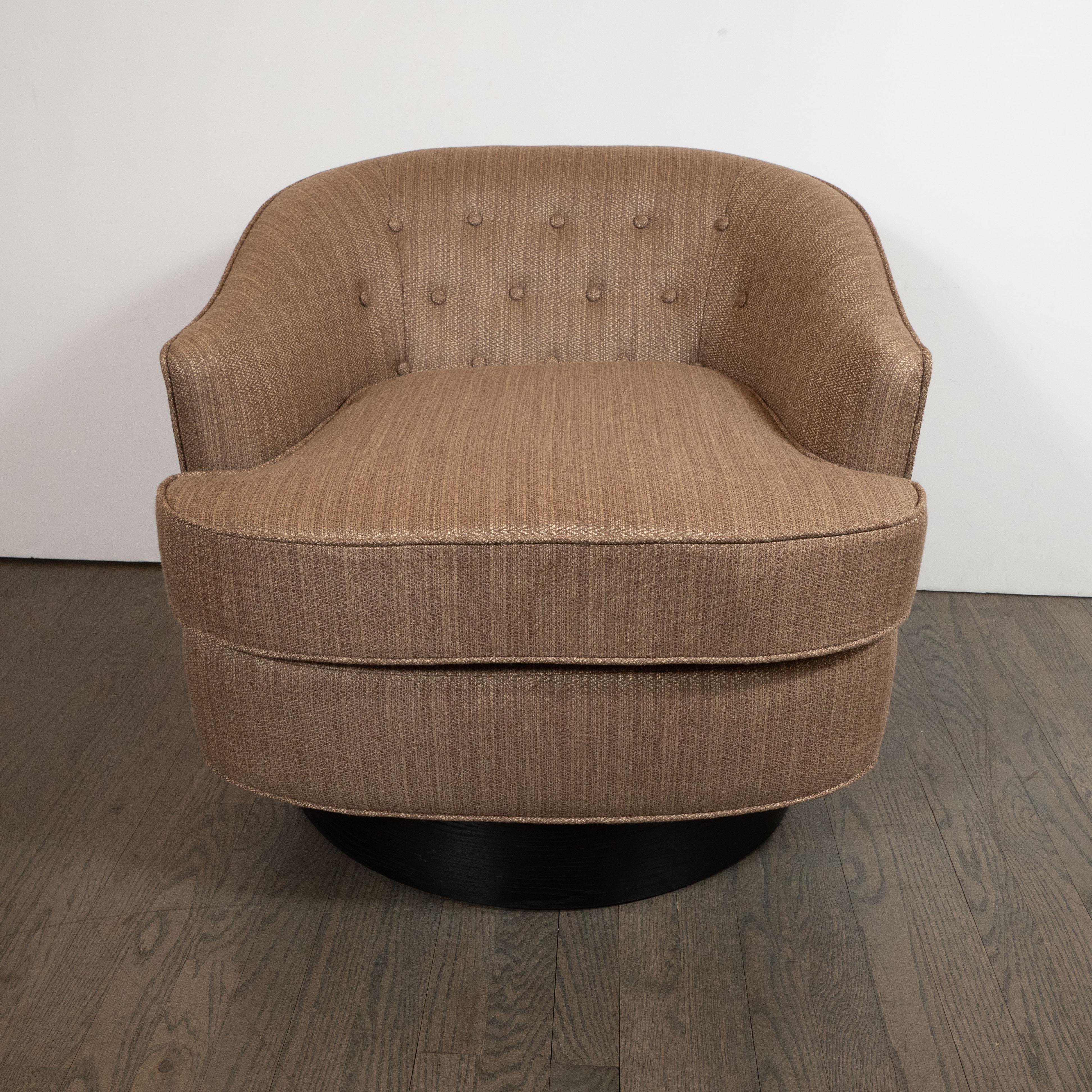 Dieser raffinierte Mid-Century Modern Stuhl wurde um 1960 in den Vereinigten Staaten hergestellt. Er verfügt über eine geschwungene Rückenlehne mit Knöpfen, sanft abfallende Armlehnen und eine äußerst bequeme, mit Schaumstoff umhüllte Daunen