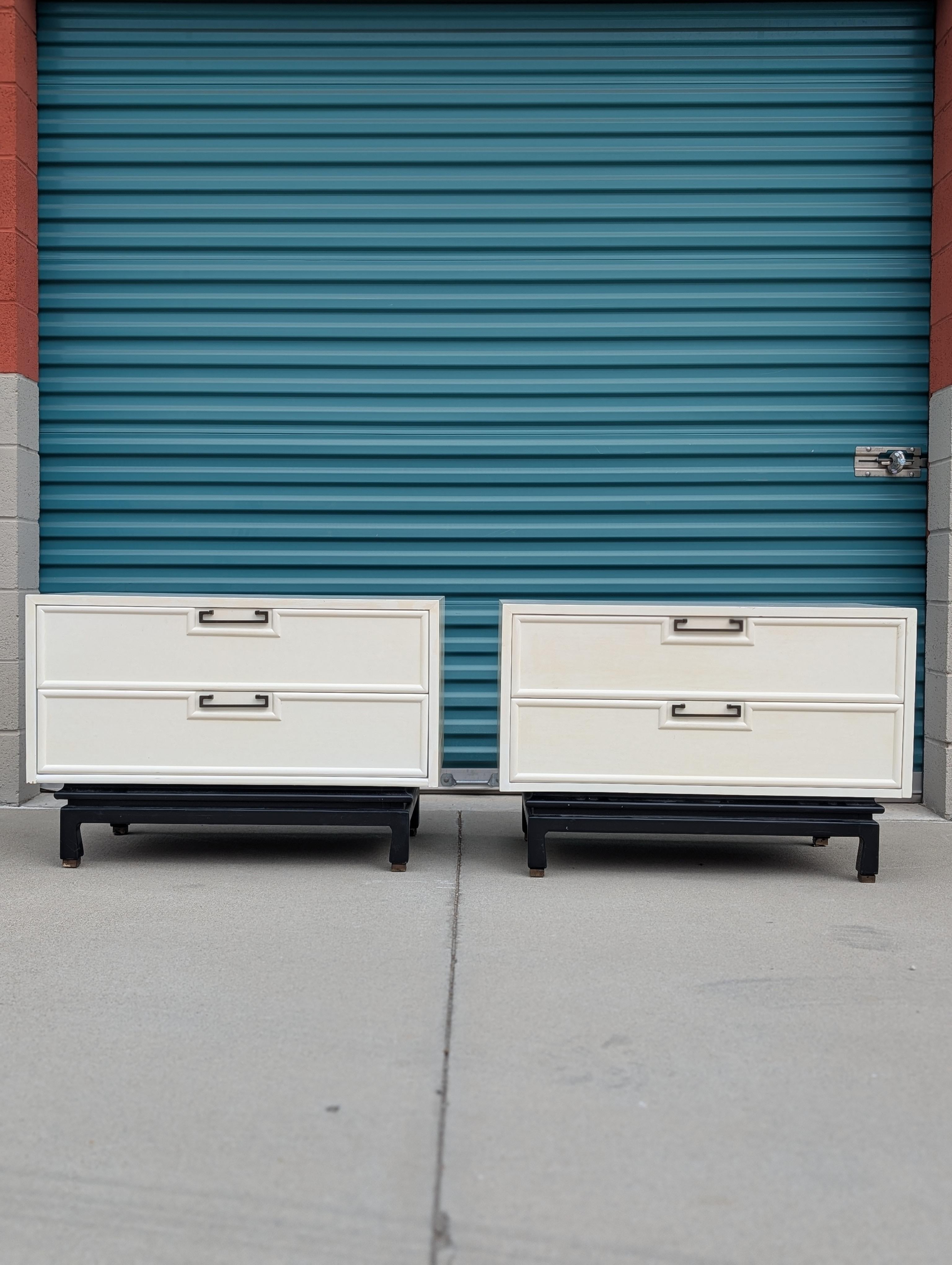 Añade un toque atrevido a tu dormitorio con este par de mesillas de noche Mid Century Modern de American of Martinsville, una marca de renombre en el diseño de muebles americanos vintage. Estas mesillas de noche vintage tienen un marco limpio