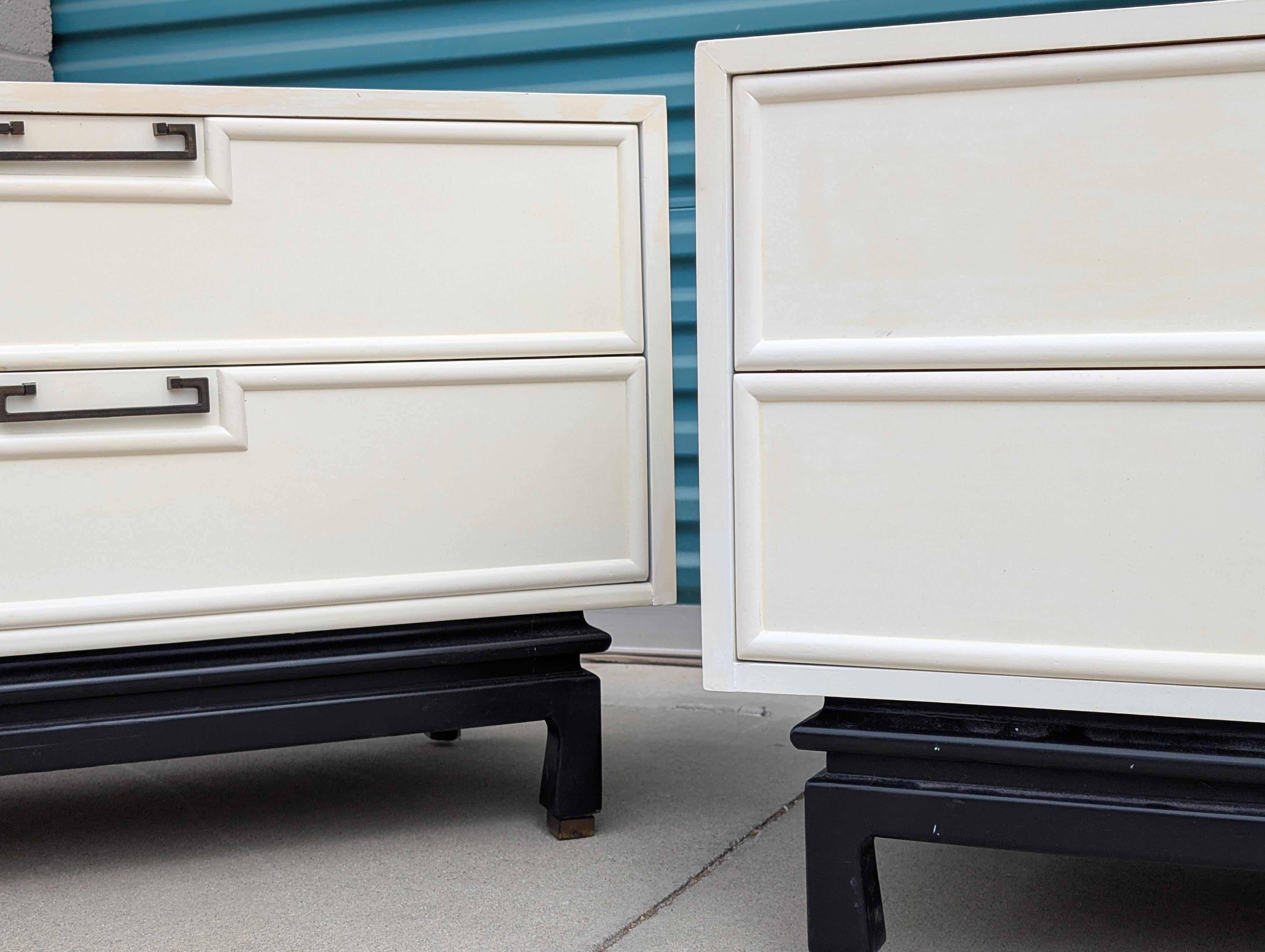 Mesillas de noche Mid Century Modern by American of Martinsville, c1970s Nogal en venta