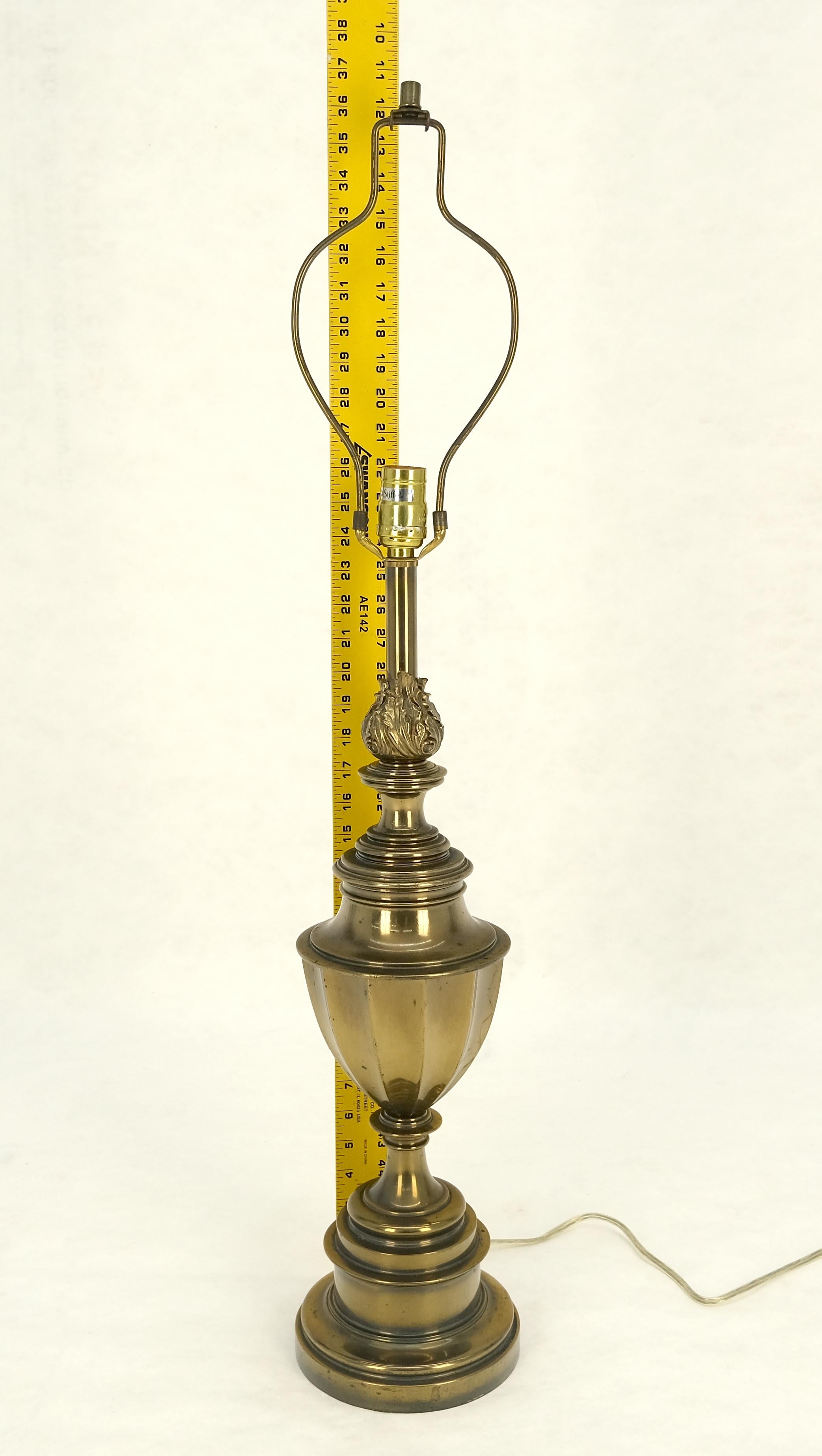 Mid Century Modern c1970s Brass Vase Cup Shape Table Lamp en venta 3