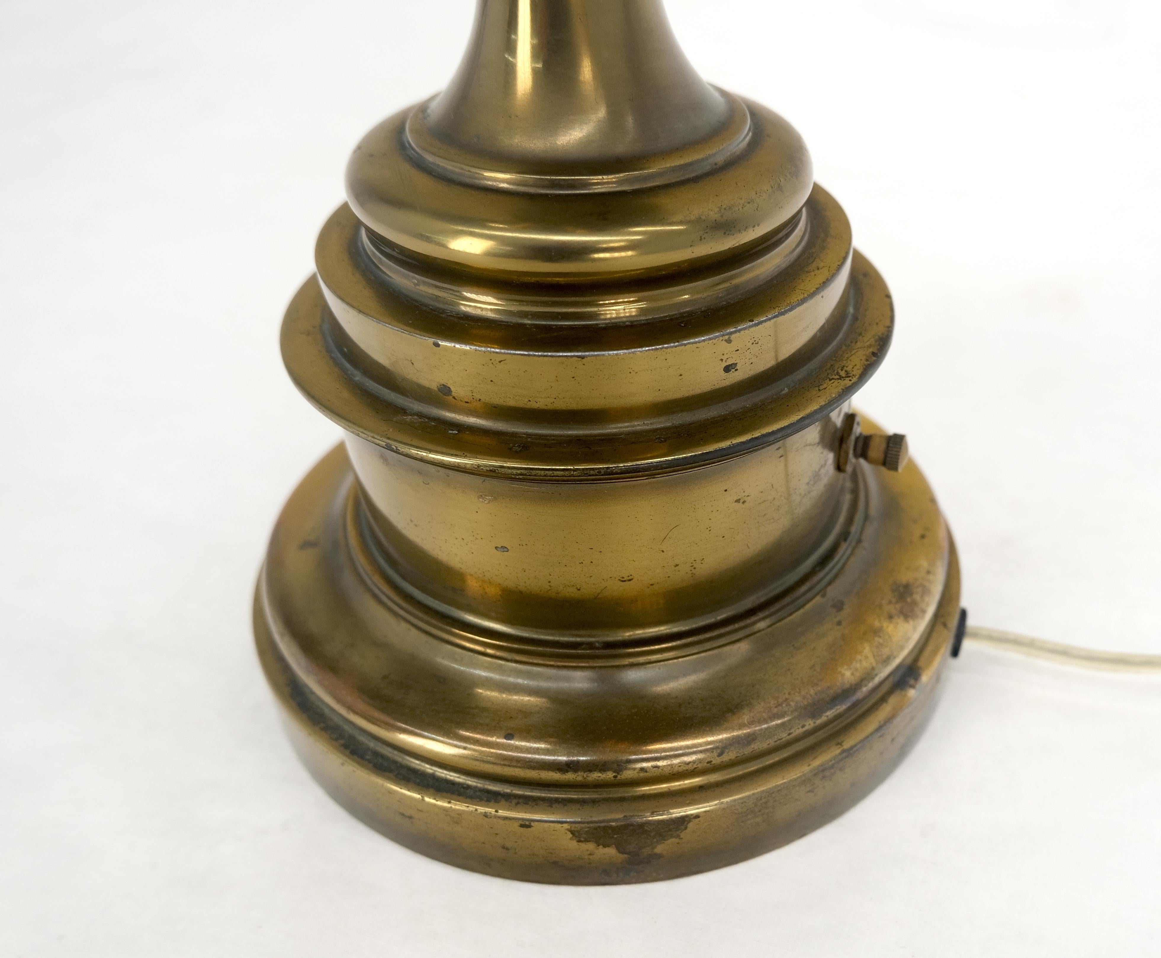 Mid Century Modern c1970s Brass Vase Cup Shape Table Lamp Moderno de mediados de siglo en venta