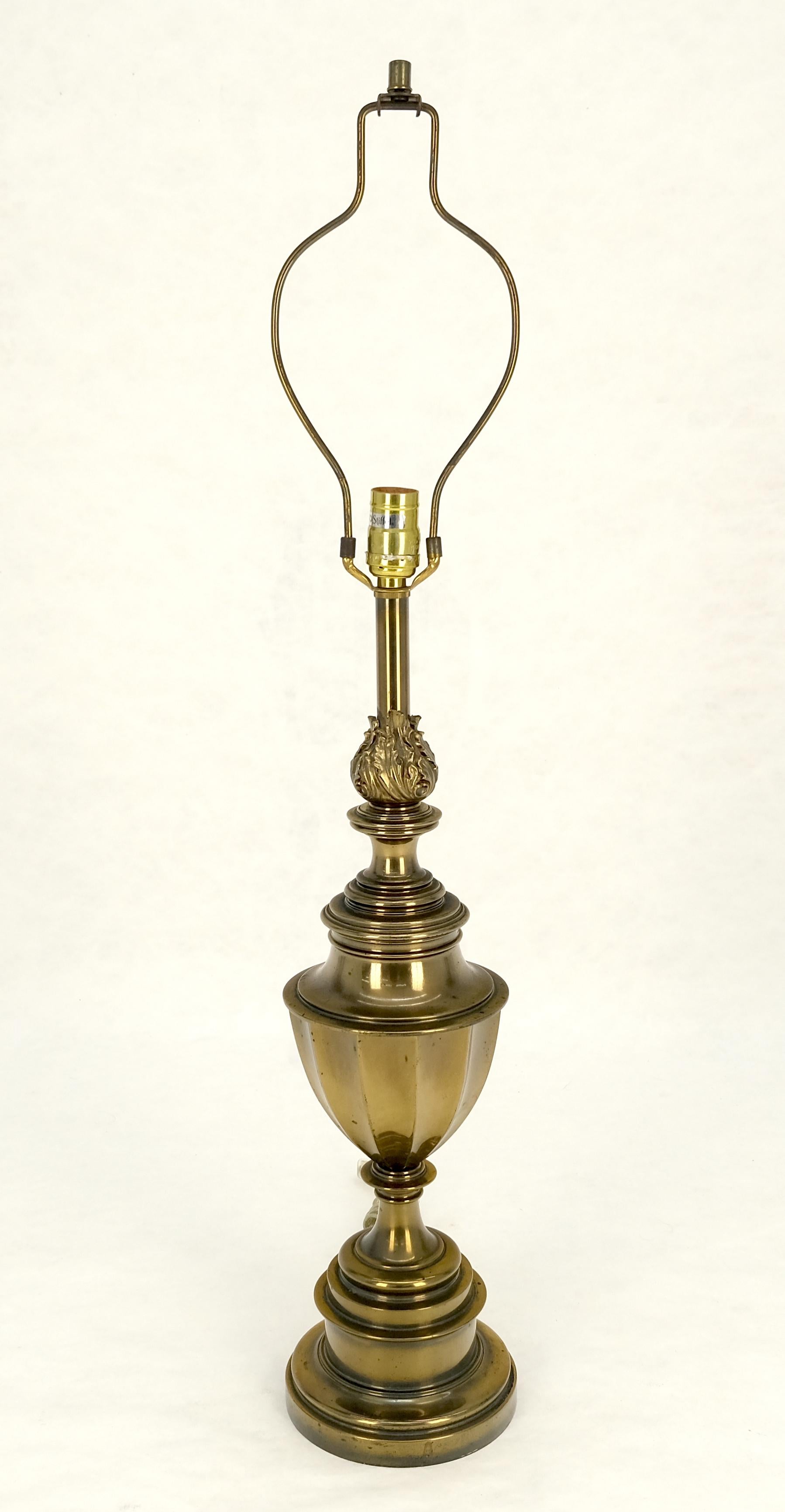 Mid Century Modern c1970s Brass Vase Cup Shape Table Lamp Estadounidense en venta