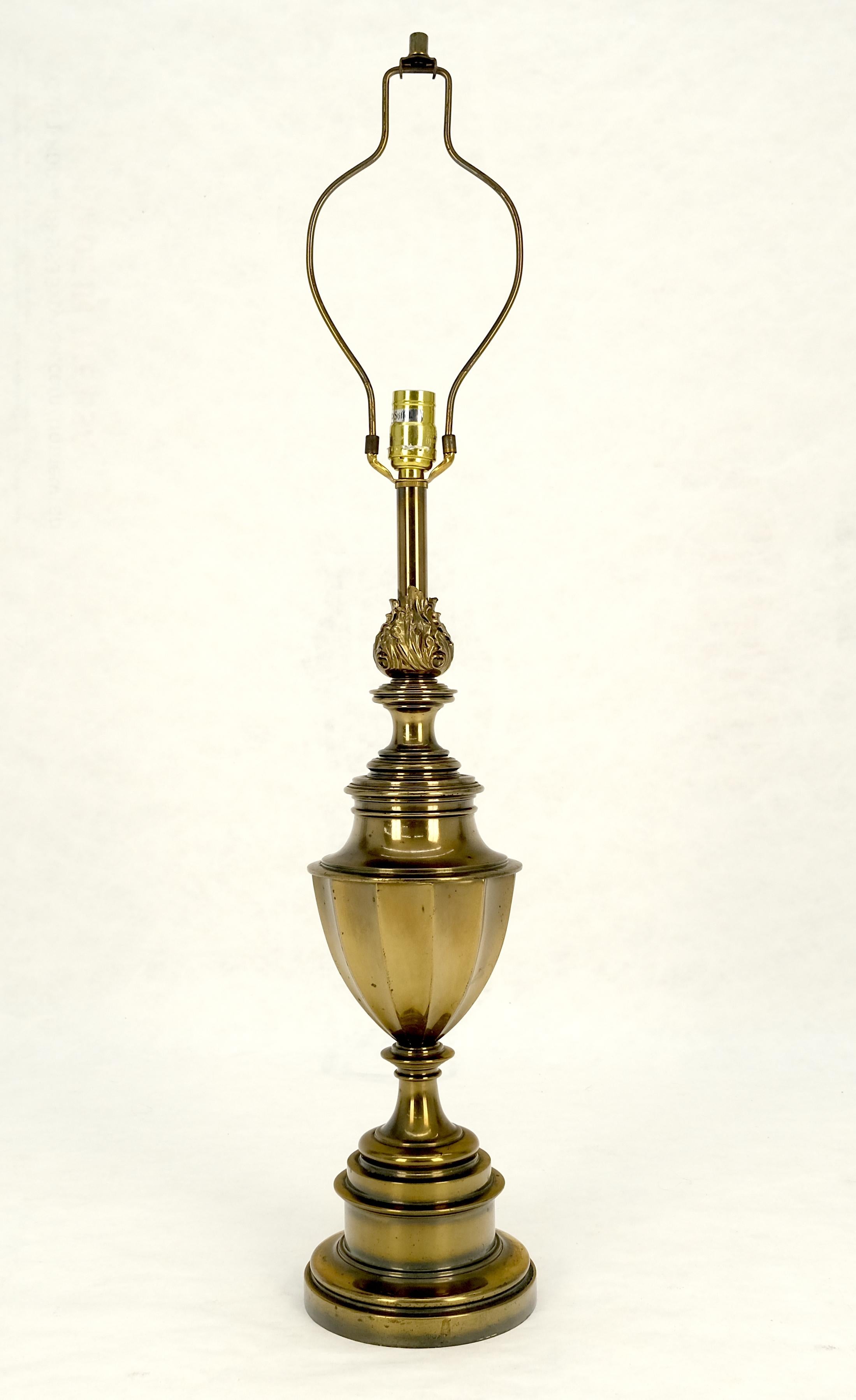 Mid Century Modern c1970s Brass Vase Cup Shape Table Lamp Lacado en venta