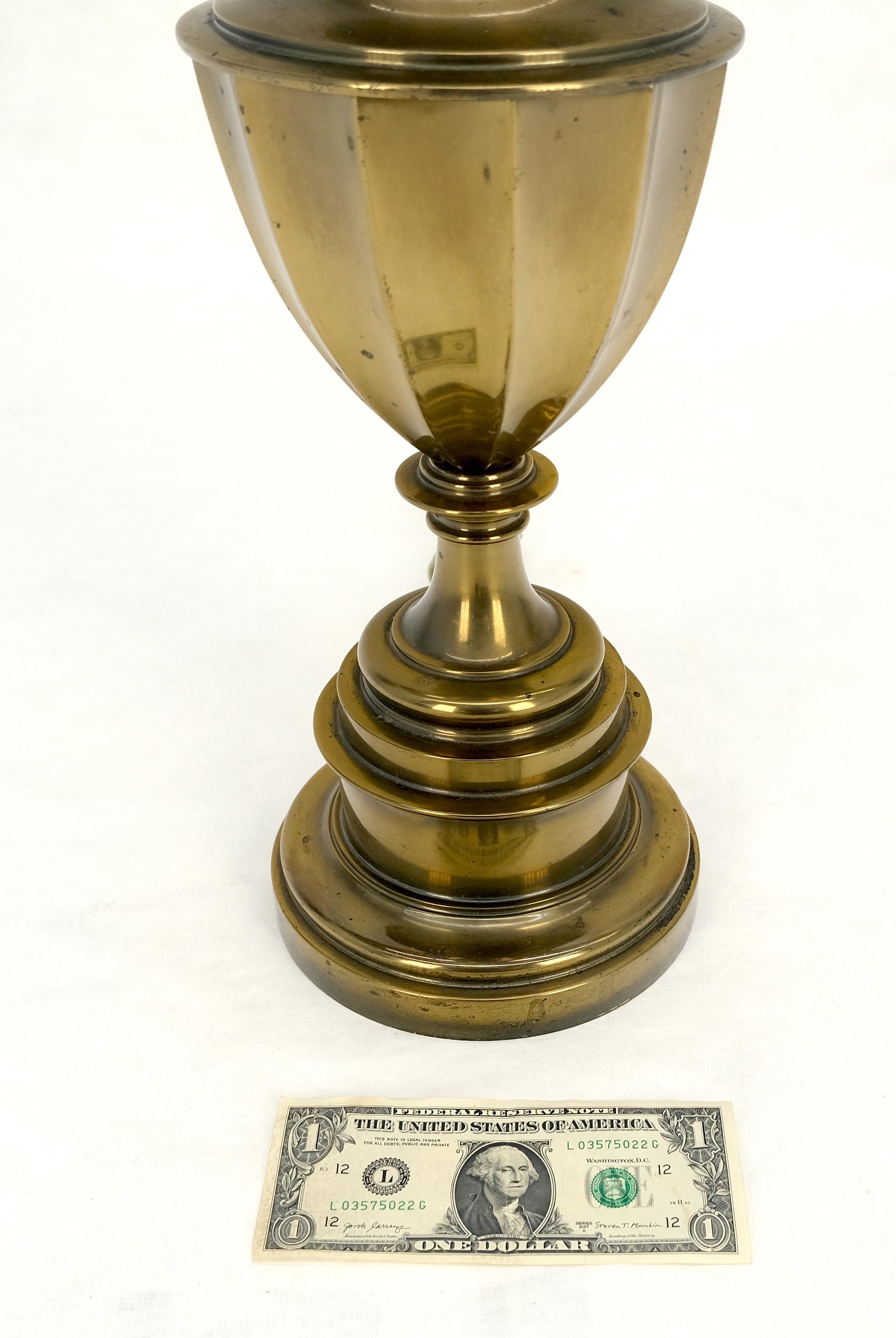 Mid Century Modern c1970s Brass Vase Cup Shape Table Lamp en Bueno estado para la venta en Rockaway, NJ