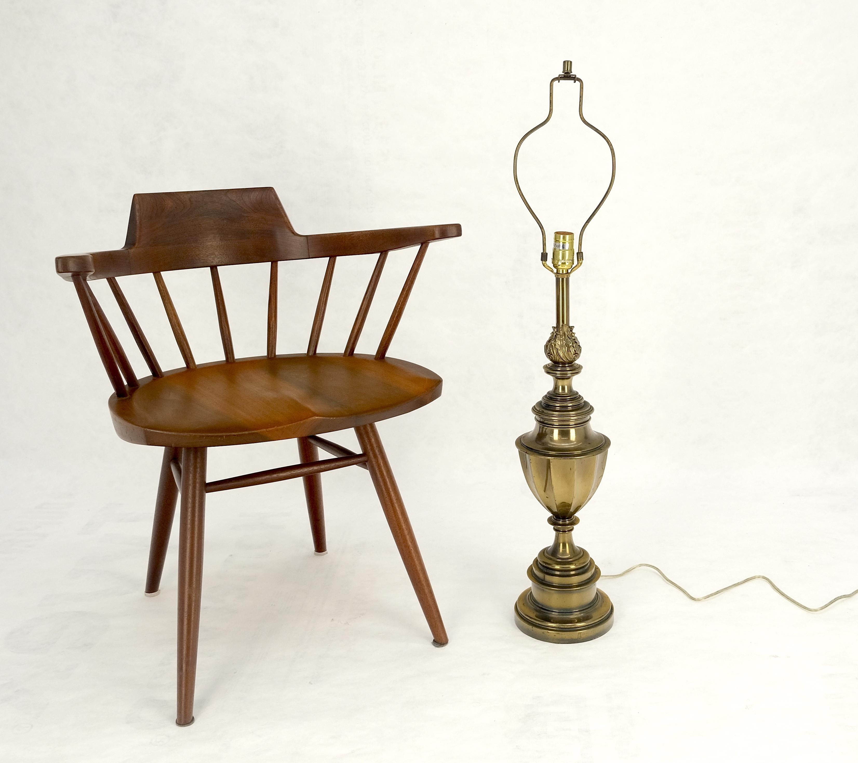 Mid Century Modern c1970s Brass Vase Cup Shape Table Lamp siglo XX en venta