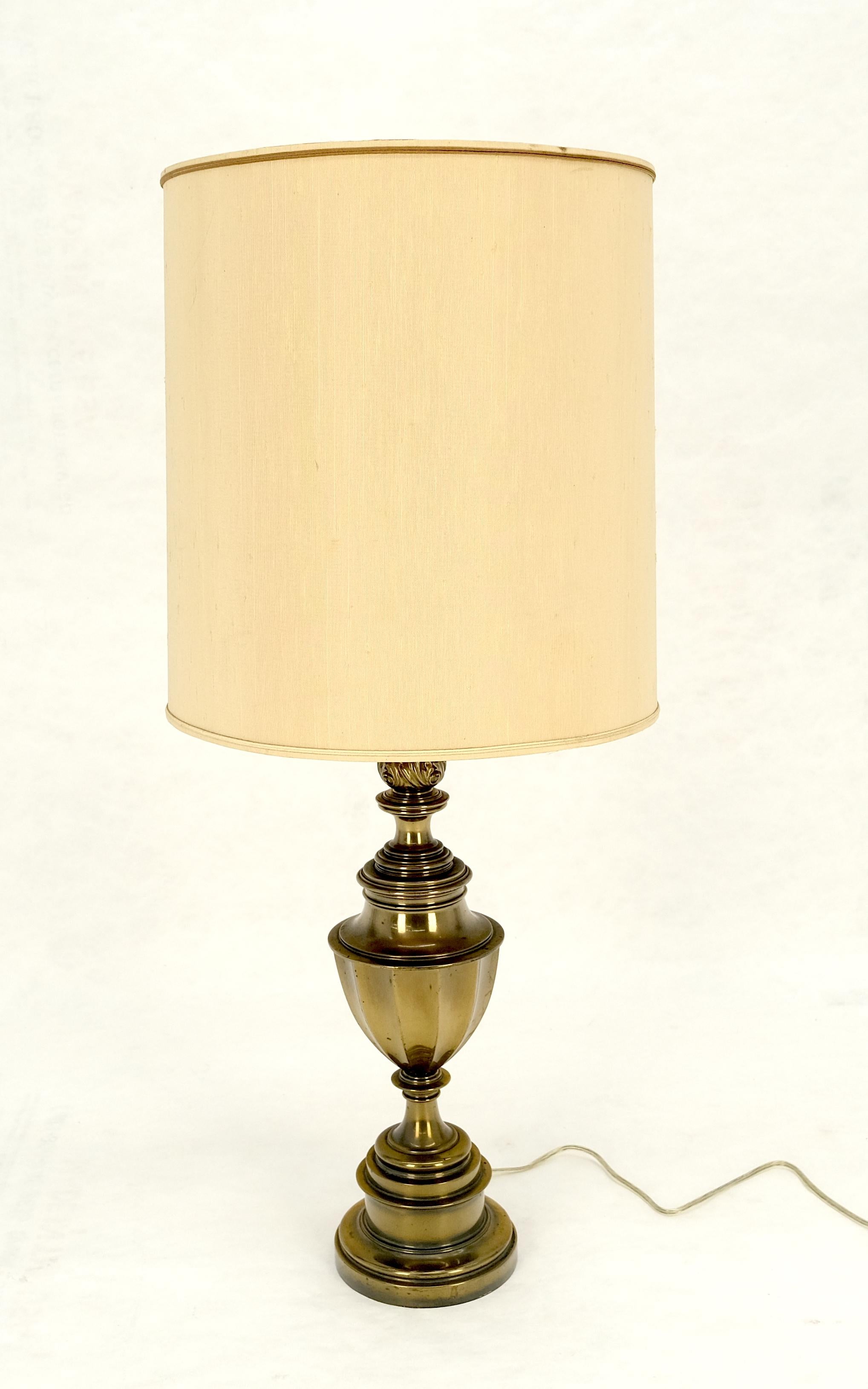 Mid Century Modern c1970s Brass Vase Cup Shape Table Lamp Latón en venta