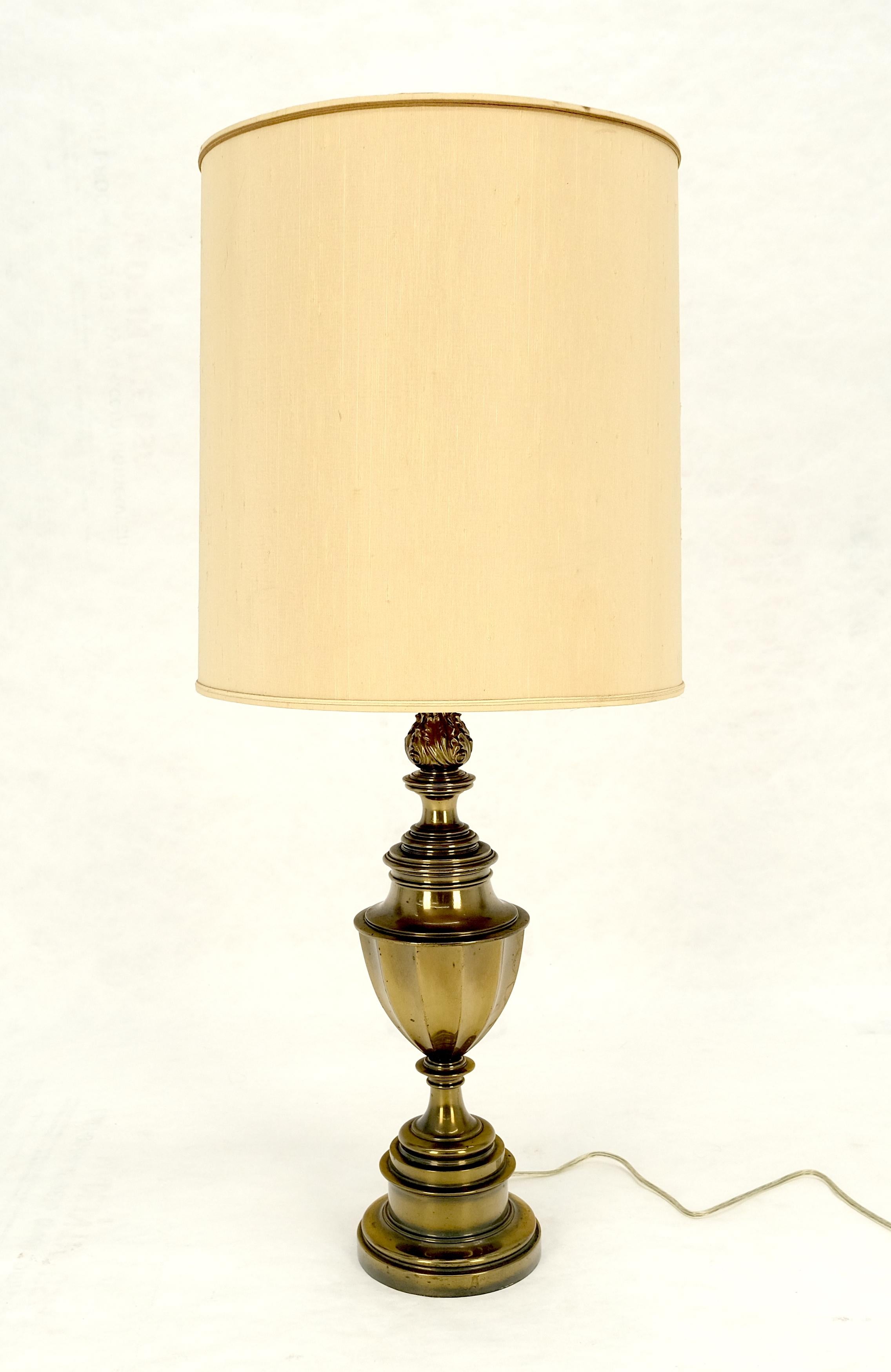 Mid Century Modern c1970s Brass Vase Cup Shape Table Lamp en venta 1
