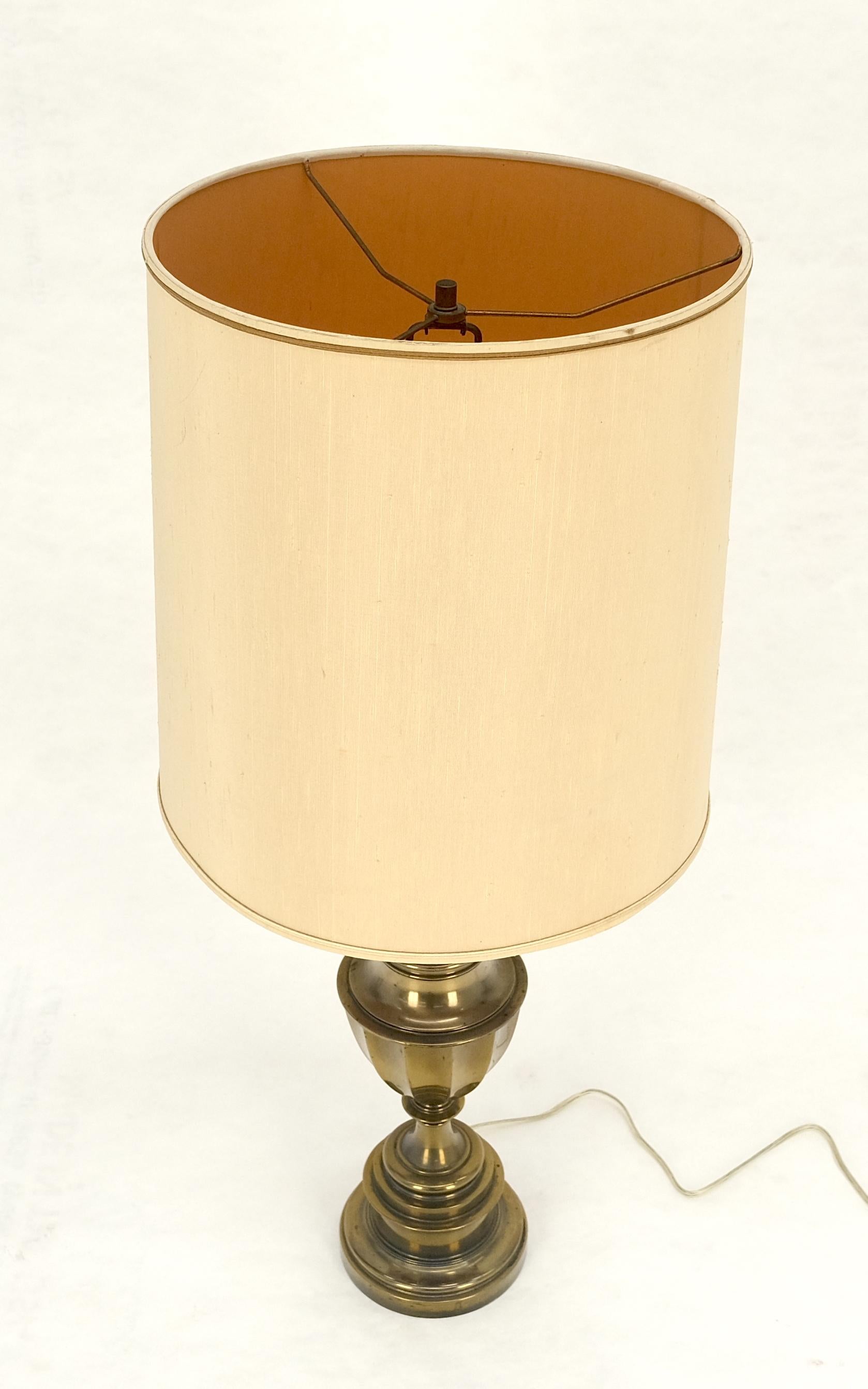 Mid Century Modern c1970s Brass Vase Cup Shape Table Lamp en venta 2