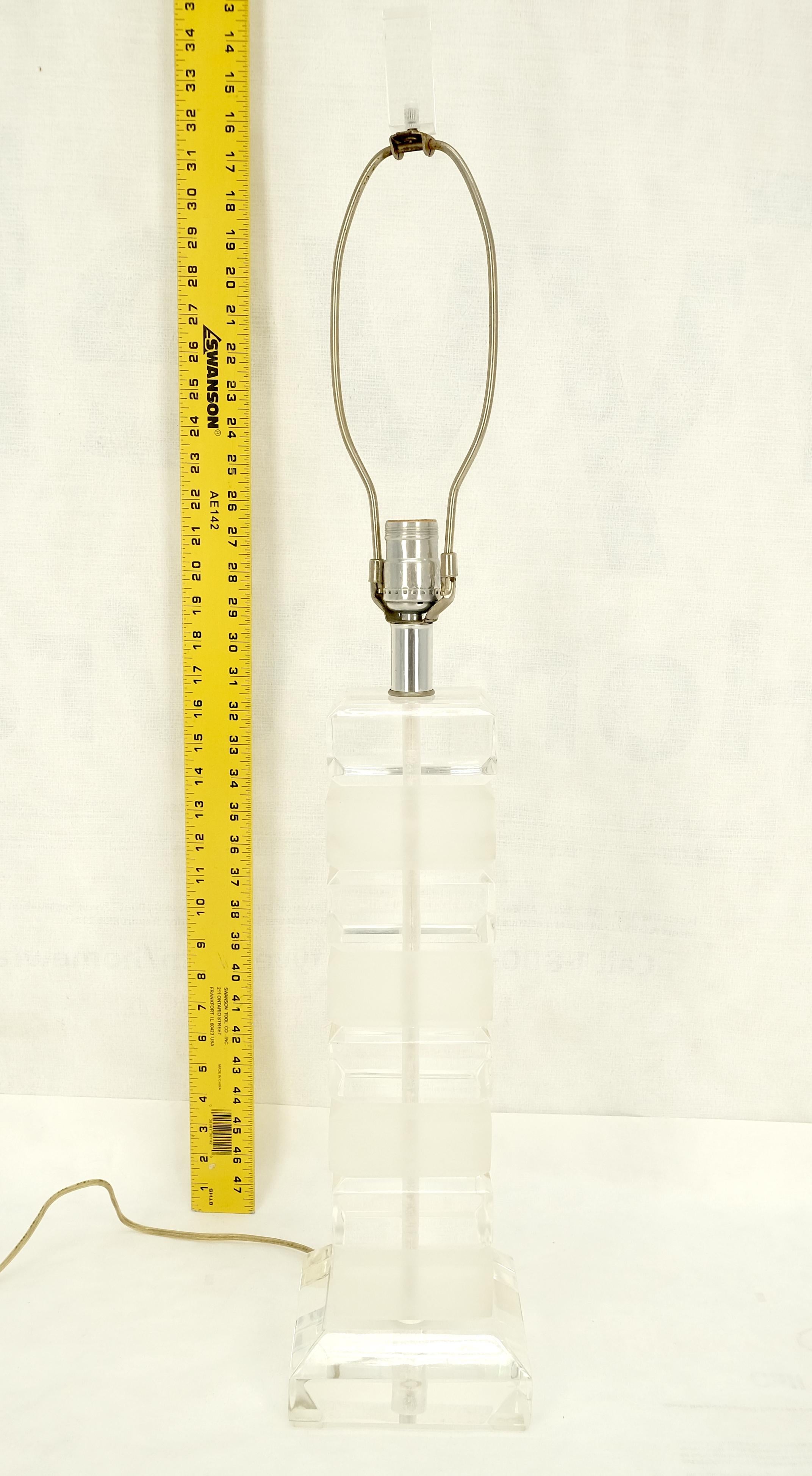 Lampe de table à base de blocs de lucite empilés, transparents et givrés, The Modernity c1970s en vente 5