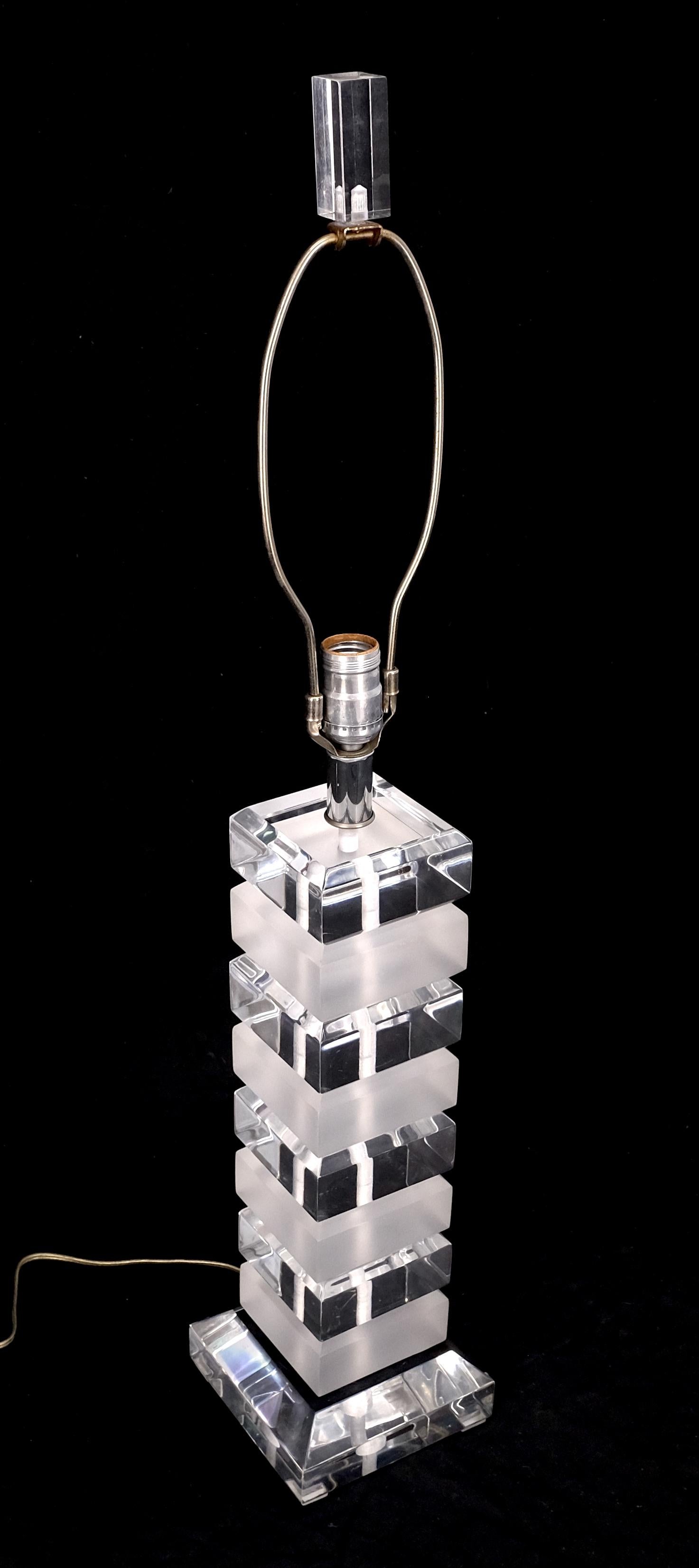 Lampe de table à base de blocs de lucite empilés, transparents et givrés, The Modernity c1970s en vente 1