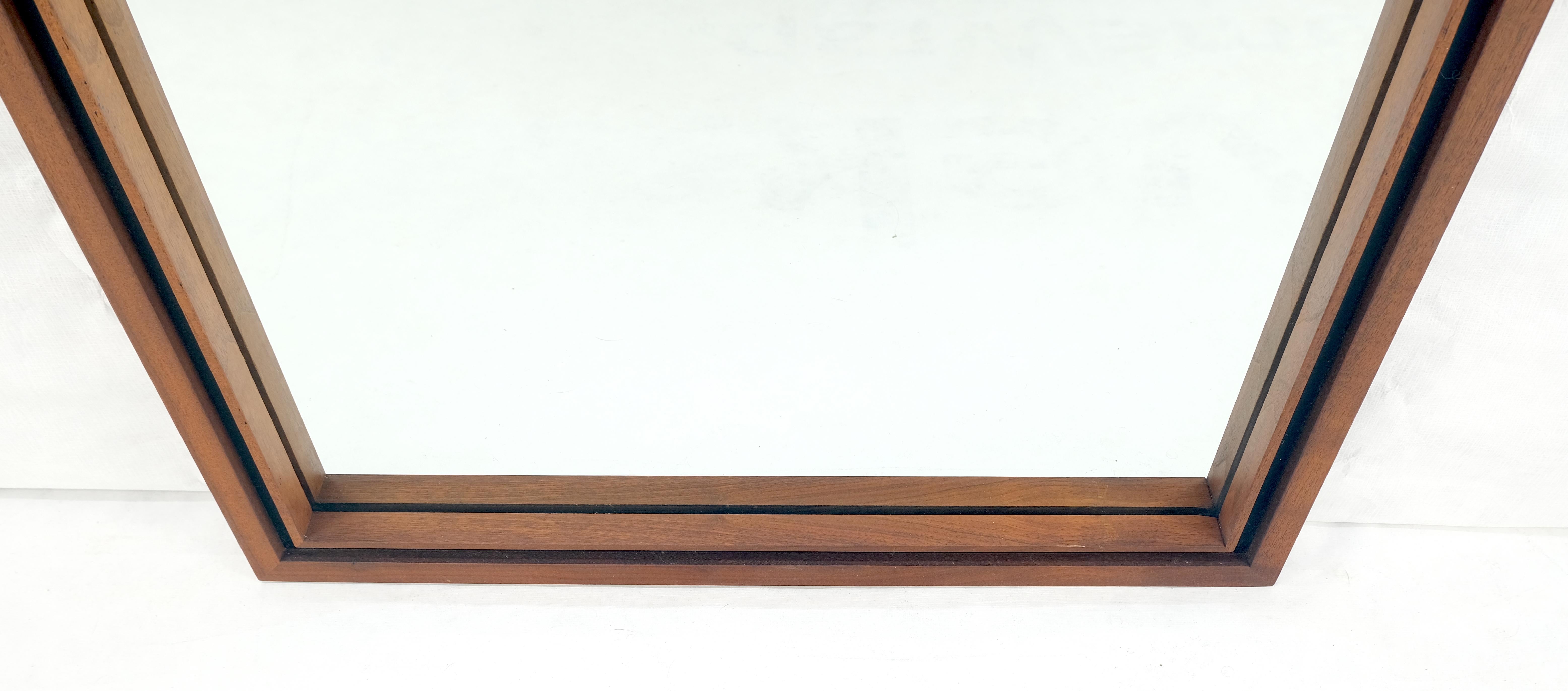 Mid-Century Modern Miroir mural rectangulaire en noyer huilé 25x46 Mint Mid Century Modern c1970s en vente