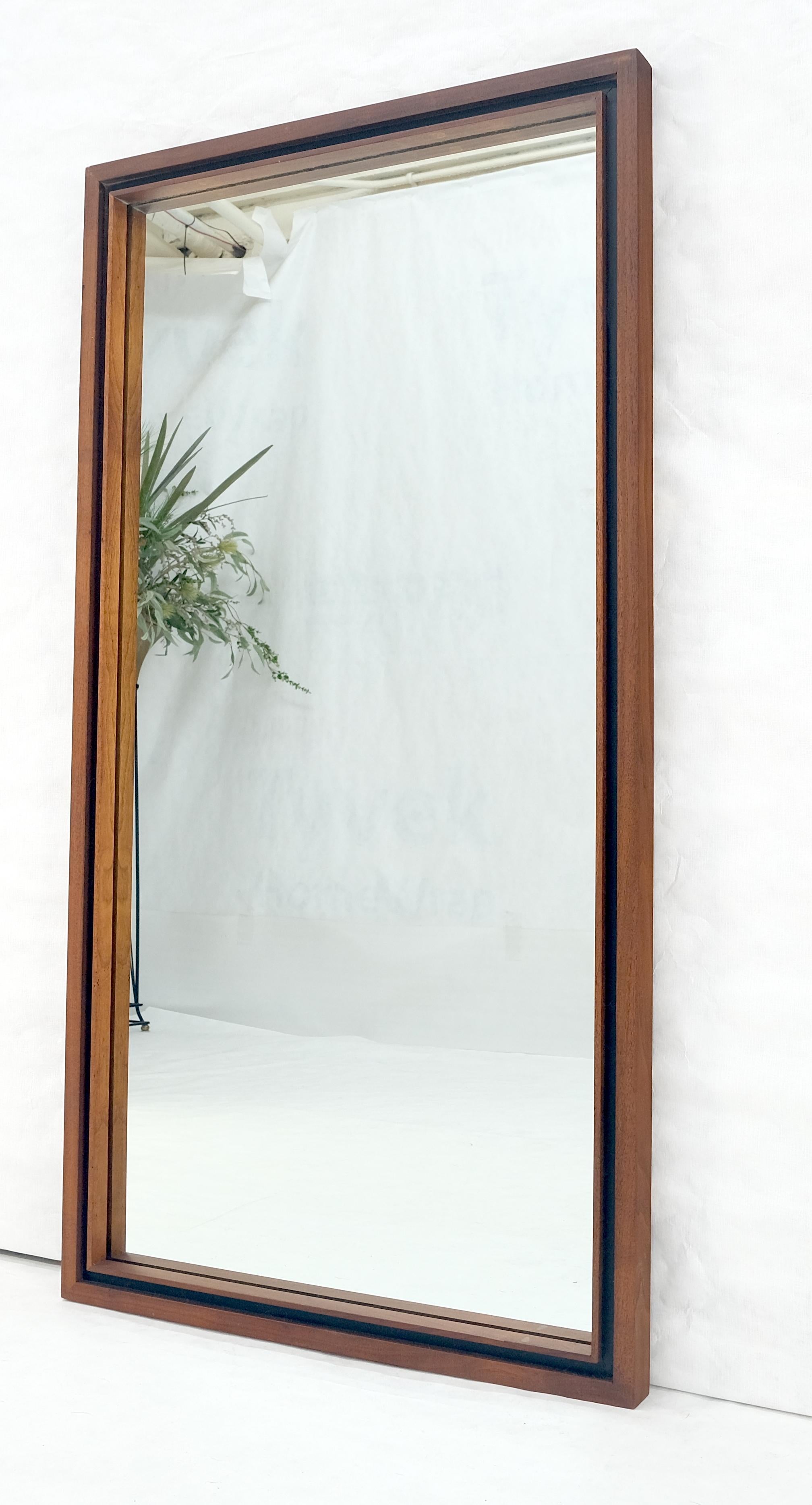20ième siècle Miroir mural rectangulaire en noyer huilé 25x46 Mint Mid Century Modern c1970s en vente