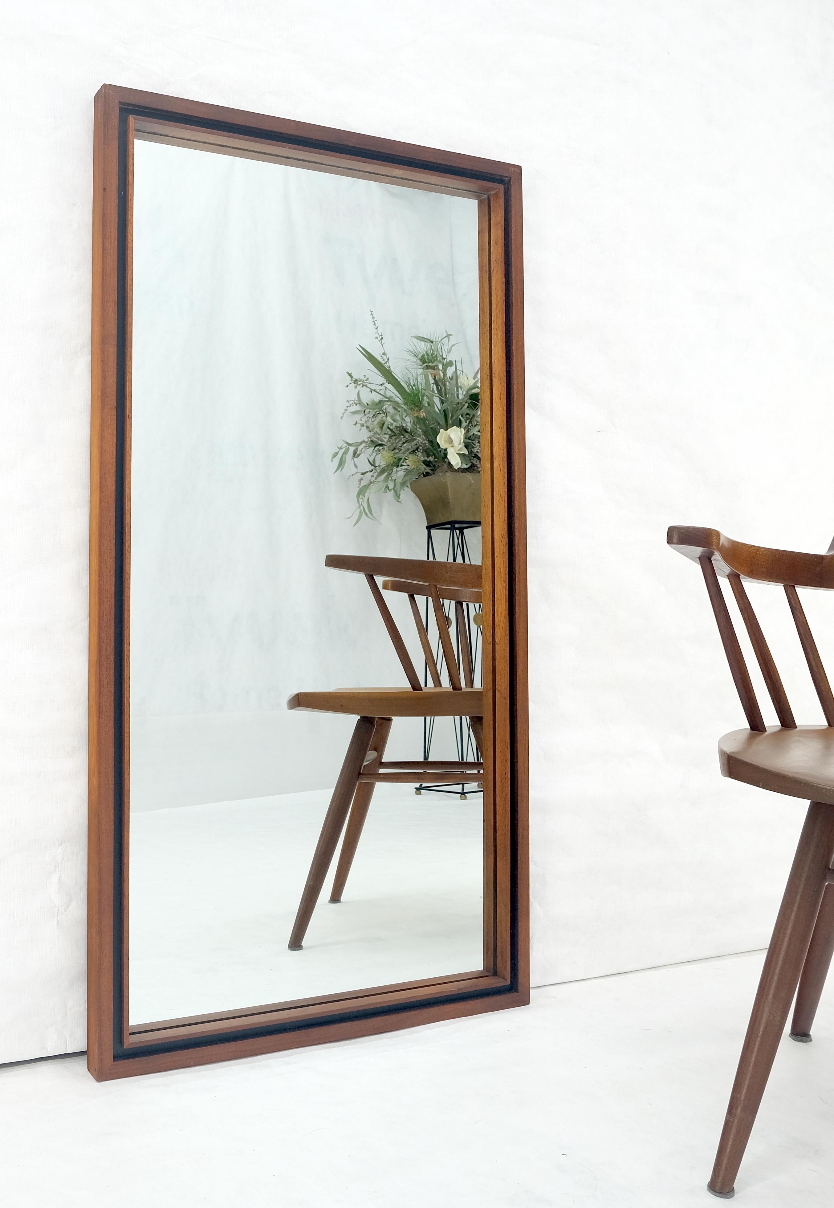 Miroir mural rectangulaire en noyer huilé 25x46 Mint Mid Century Modern c1970s en vente 1