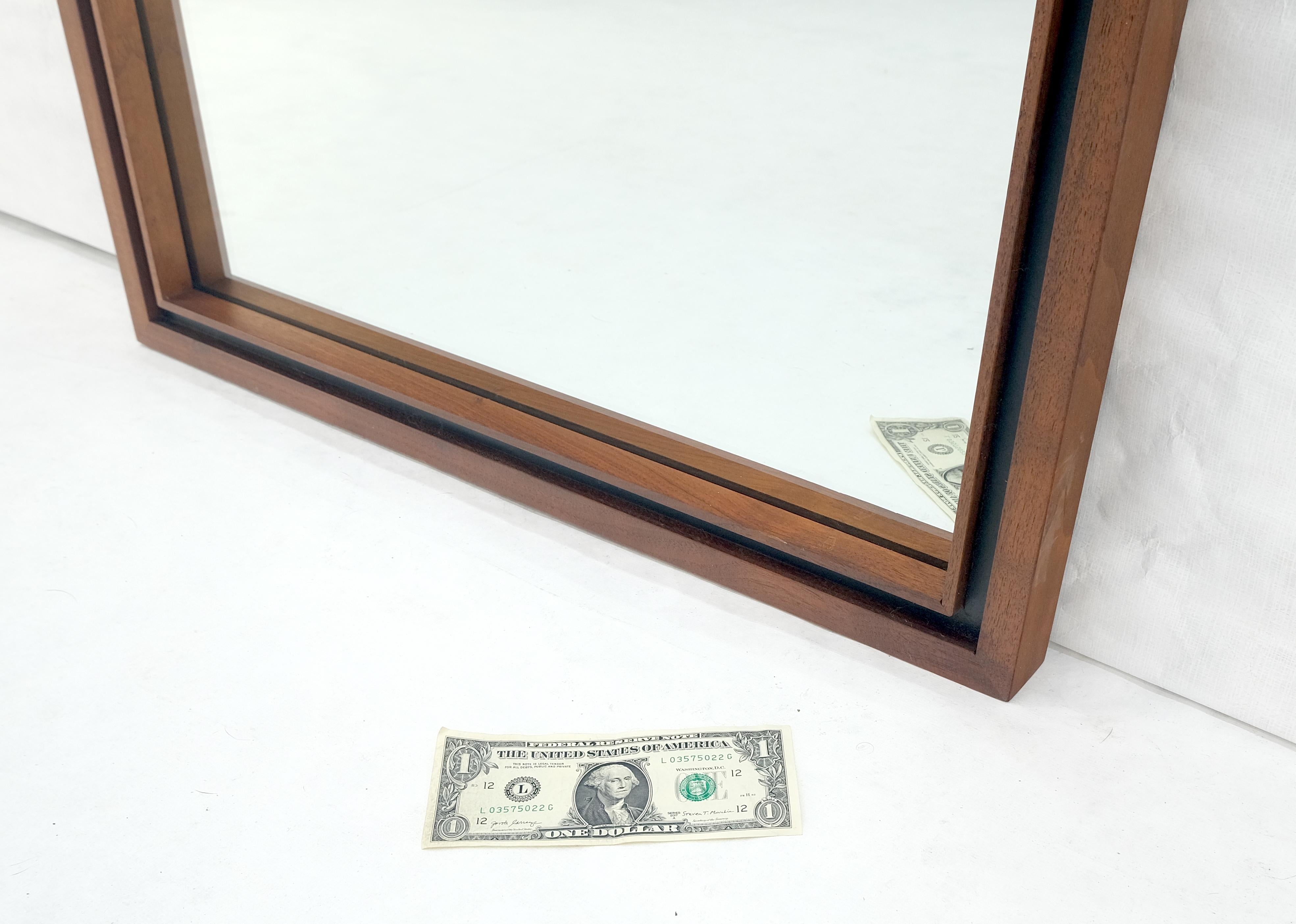 Miroir mural rectangulaire en noyer huilé 25x46 Mint Mid Century Modern c1970s en vente 2