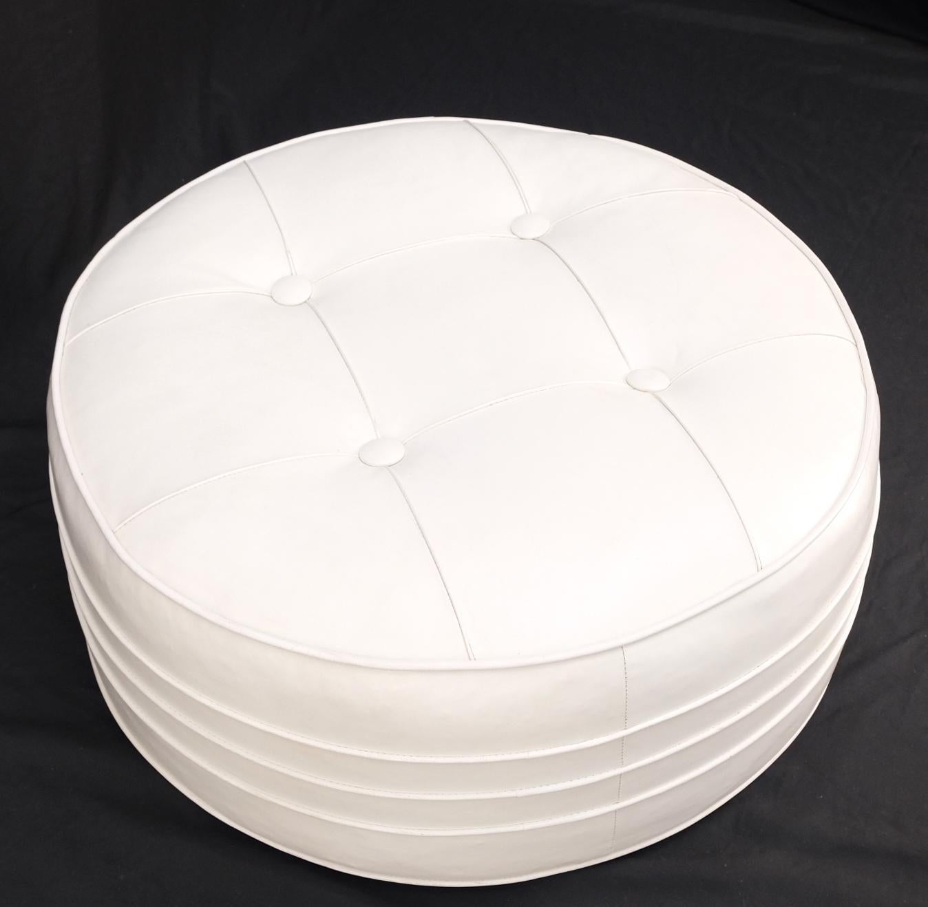 Mid-Century Modern c1970s Round White Naugahyde Tufted Pouf Ottoman Bench Mint! In Good Condition For Sale In Rockaway, NJ