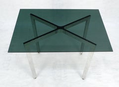 Beistelltisch im Mid-Century-Modern-Stil, ca. 1970er Jahre, X-förmiges Gestell, 21 x 30, rauchfarbene rechteckige Glasplatte