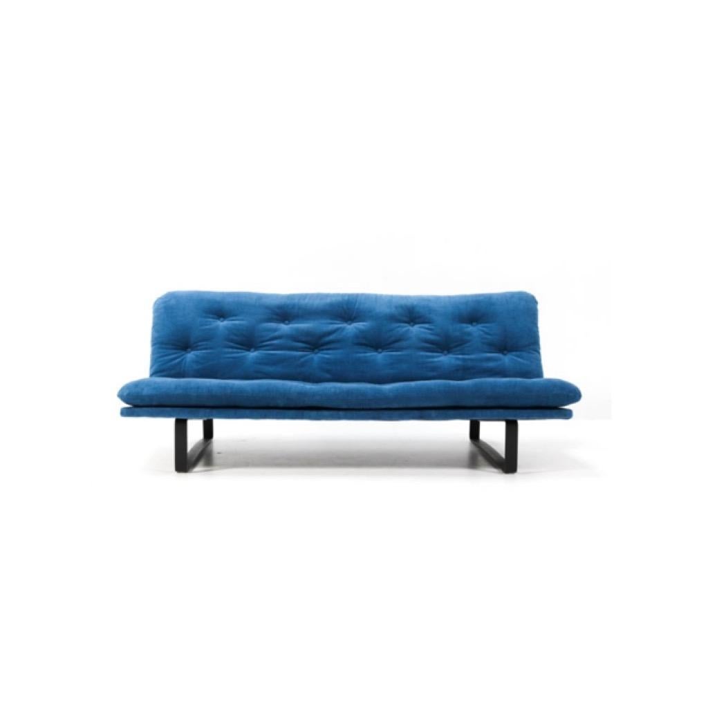 Wonderful Mid-Century Modern C683 sofa or bench.
Design by Kho Liang Le for Artifort.
Striking Dutch design from the 1960s.
Re-upholstered with blue Manchester corduroy fabric.
Original black lacquered metal base.
In very good condition with a