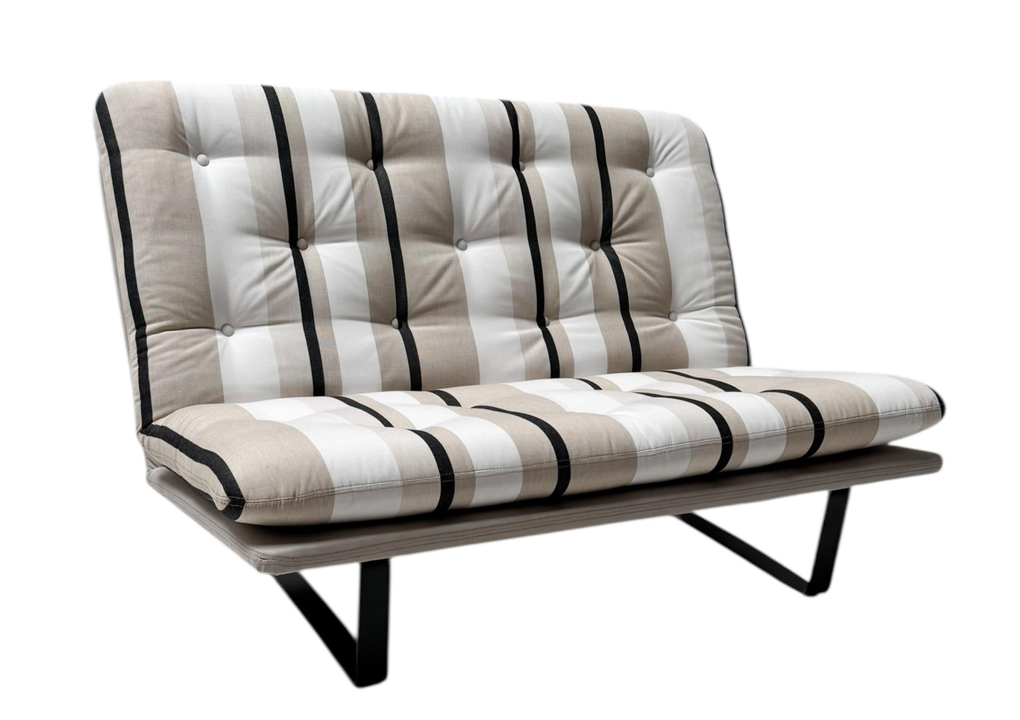 Splendido ed elegante divano o divano a due posti Mid-Century Modern C683.
Design di Kho Liang Le per Artifort.
Un sorprendente design olandese degli anni '1960.
Struttura originale in metallo laccato nero con rivestimento in tessuto a righe