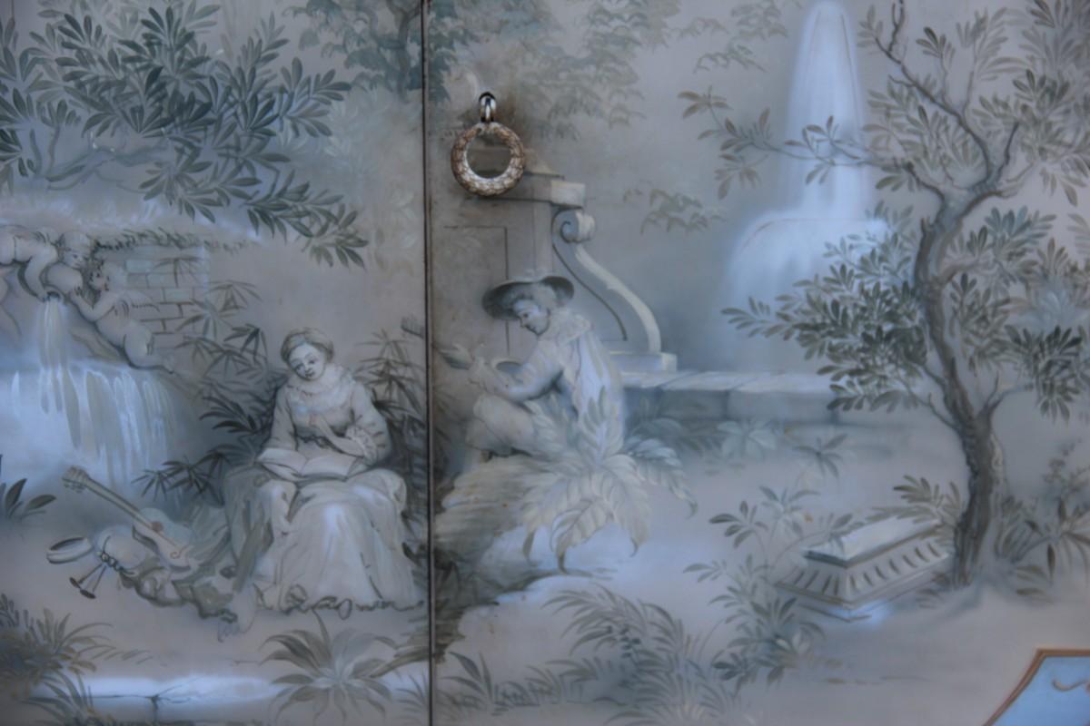 Cabinet Adam George III lackiert Stil italienisches Design 1962 Pastellfarben, ganz geschnitzt und lackiert, mit Dekorationen von wirklich außergewöhnlichen und sehr eleganten Gemälden. Sein Inneres ist aus himmlischer Seide. Stempel des Herstellers