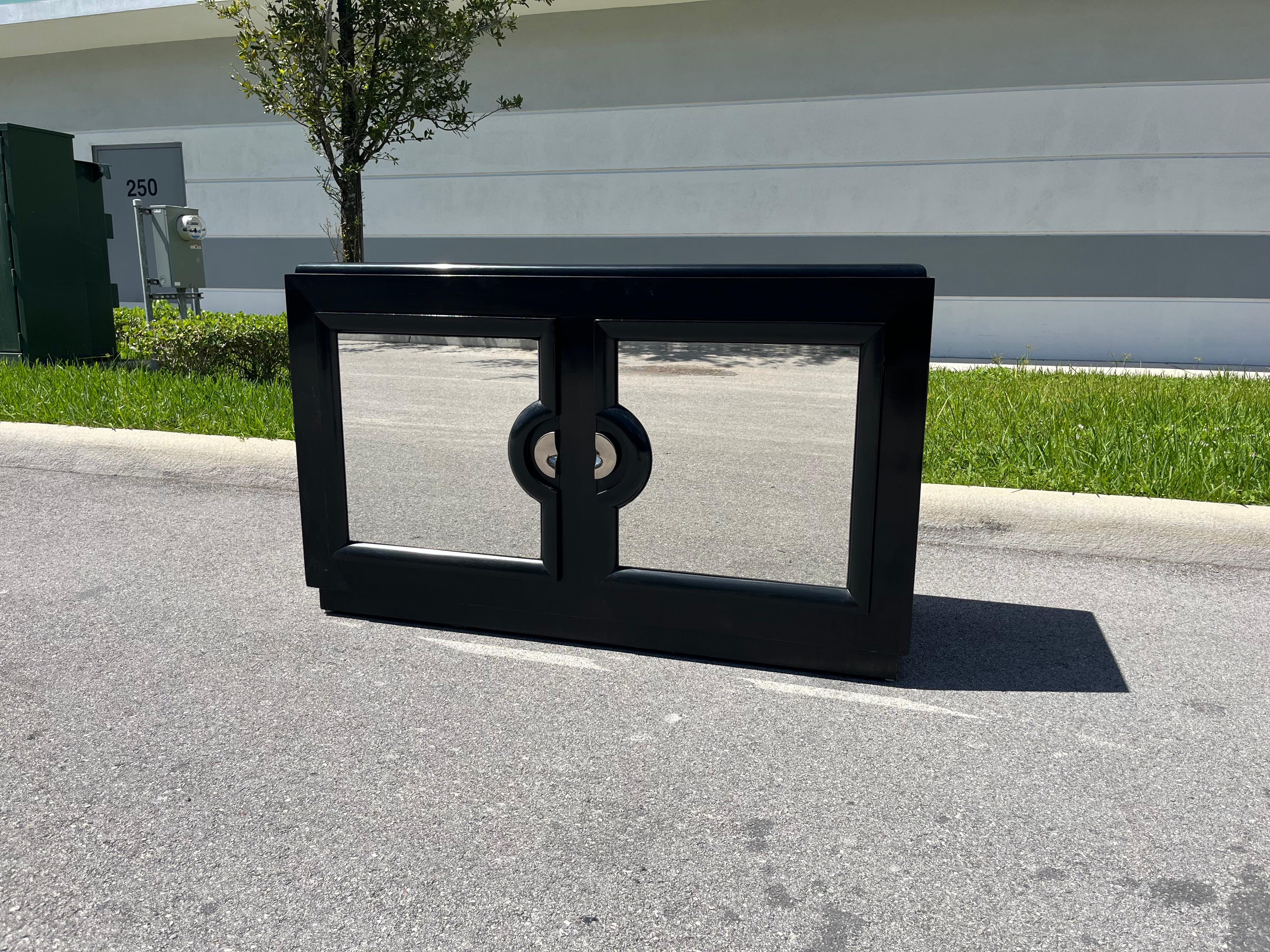 Mobile moderno di metà secolo attribuito a Paul Laszlo. Il mobile ha un ripiano e quattro cassetti estraibili. Le due porte in legno hanno un vetro a specchio sul davanti. Si prega di vedere tutte le immagini. Pronto per una nuova casa.