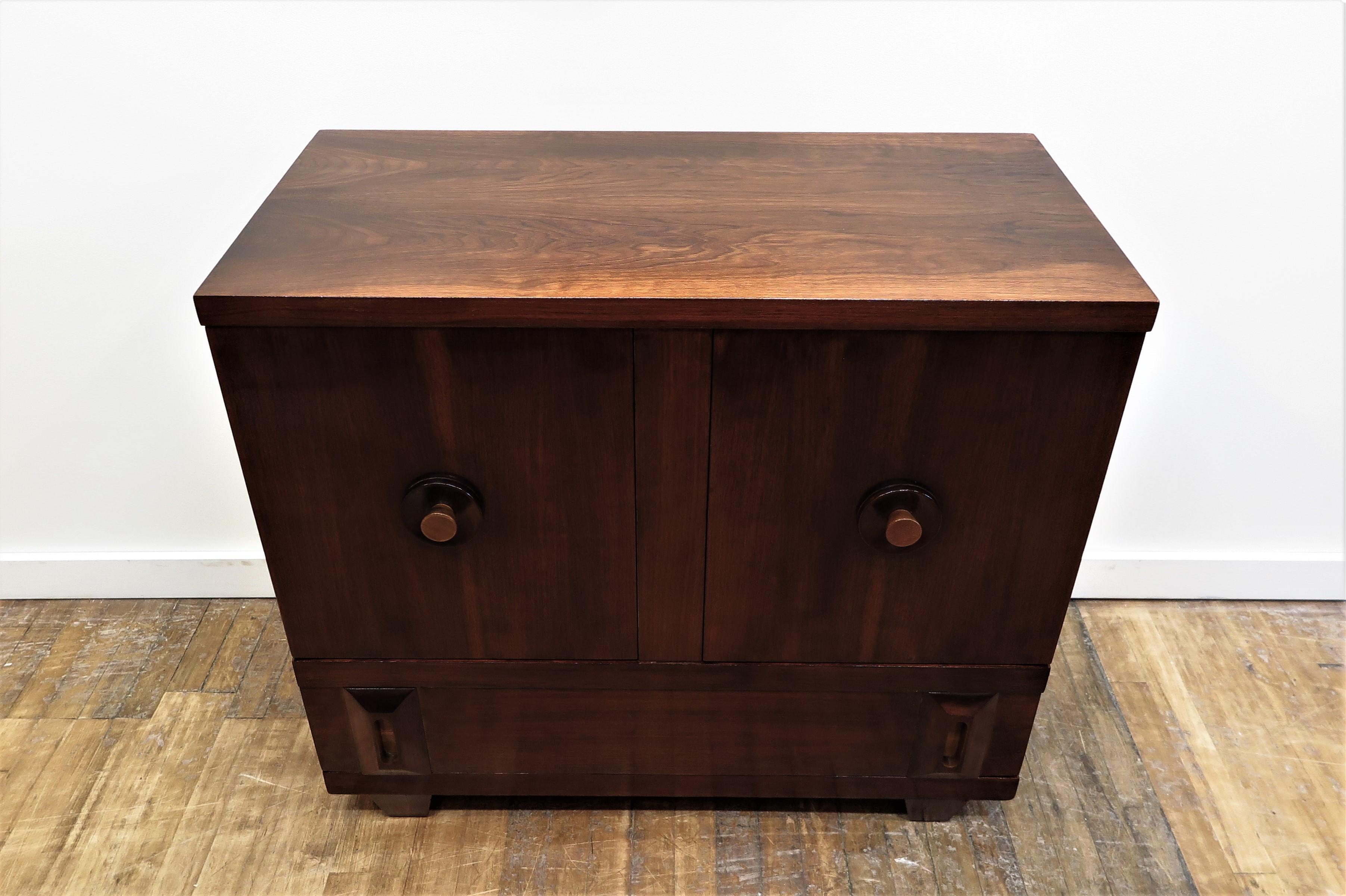 Early midcentury Cabinet, Dry Bar, Credenza, bedside Cabinet, nightstand. This beautiful 1950s American midcentury Cabinet is a very useable Size and configuration. Made of Walnut by American of Martinsville. This piece is of the early period 1950s