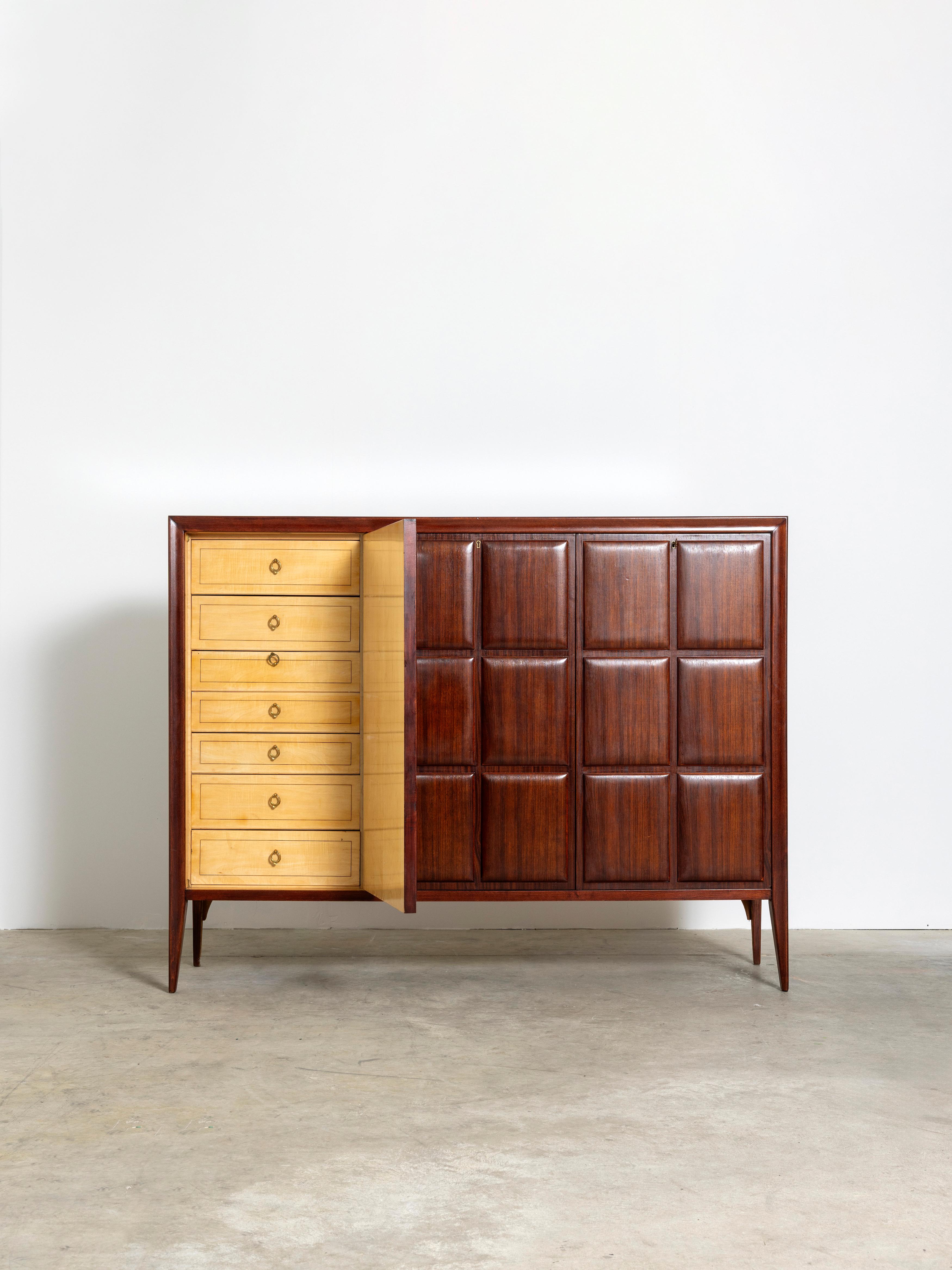 Cabinet moderne du milieu du siècle dans le style d'Osvaldo Borsani, Italie 
Matériau : Placage de bois de rose, plateau en verre
Dimensions : H 131 x L 171 x P 49,5 cm
Année : vers 1960

Buffet moderne du milieu du siècle dans le style d'Osvaldo