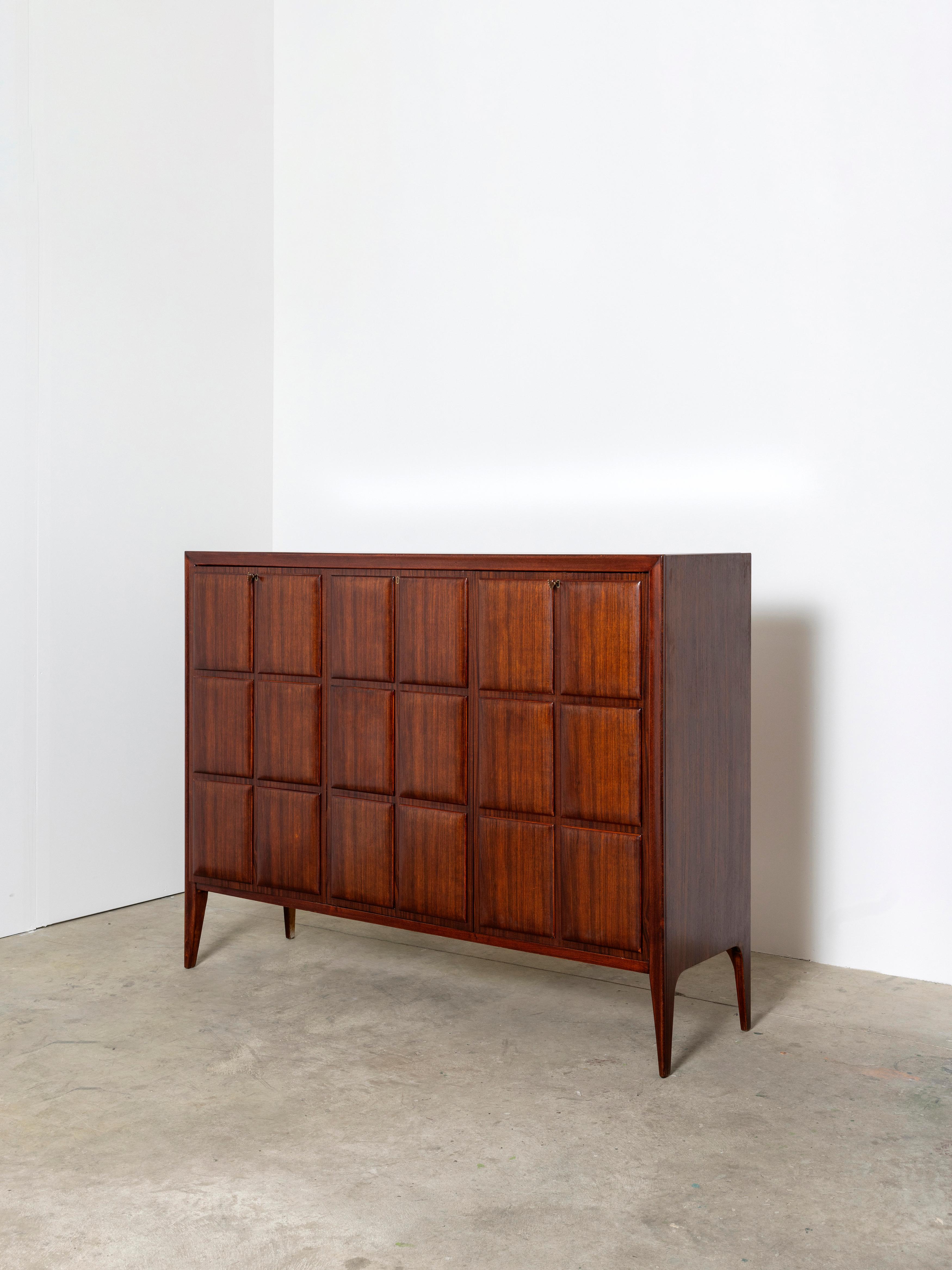 Verre Meuble de rangement moderne du milieu du siècle dans le style d'Osvaldo Borsani, Italie, années 1960 en vente