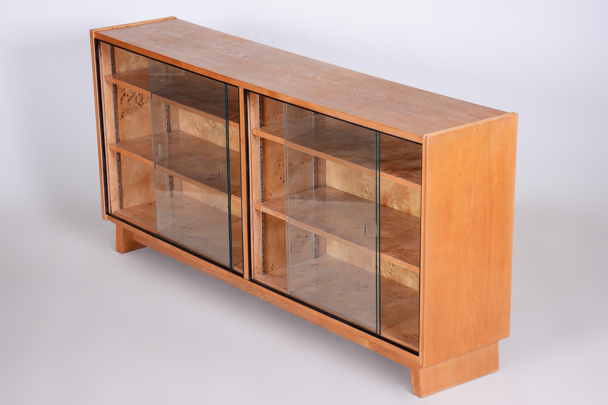 Mid-Century Modern Cabinet Made in 1940s Czechia, Fully Restored  For Sale 1