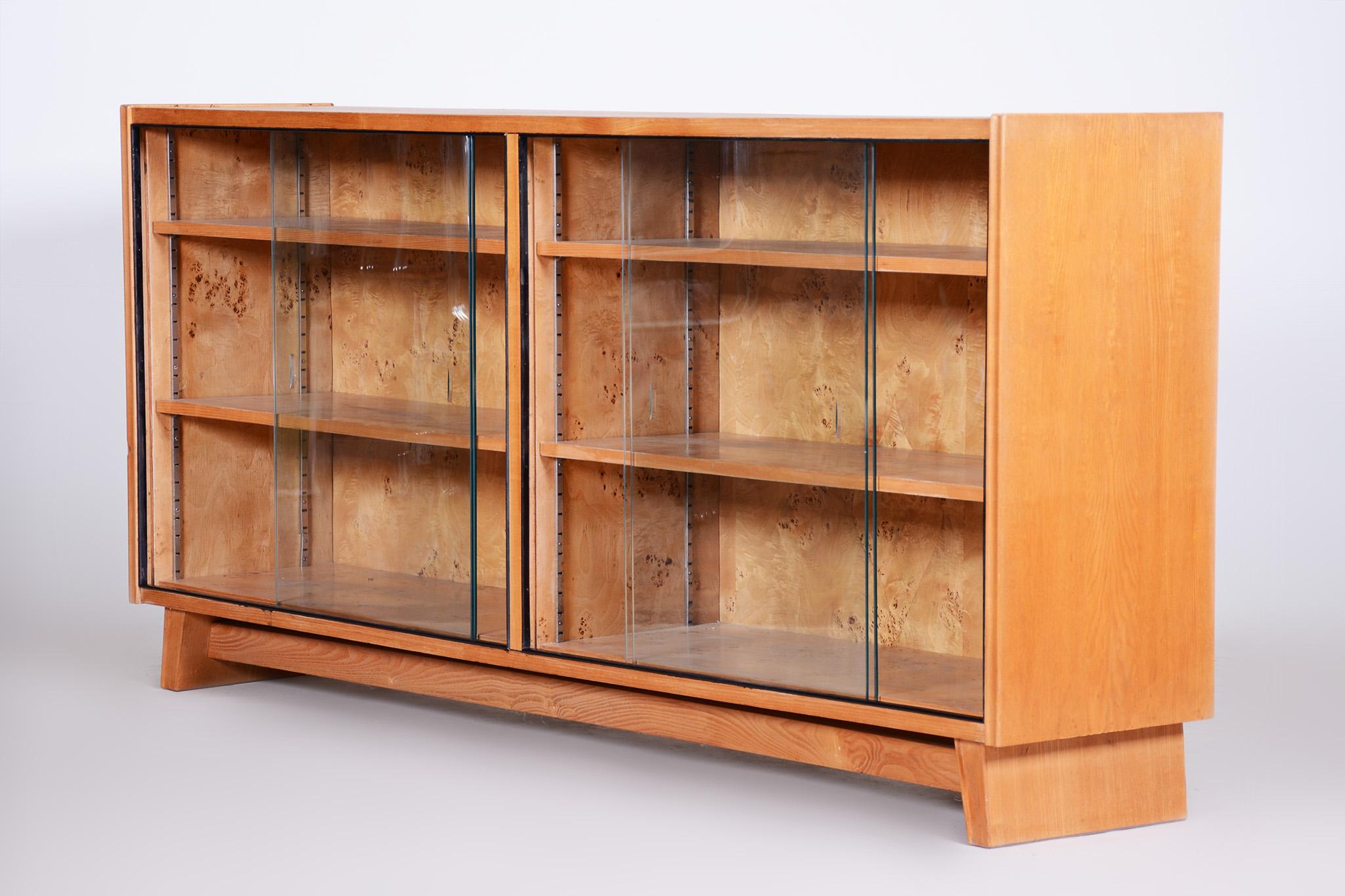 Mid-Century Modern Cabinet Made in 1940s Czechia, Fully Restored  For Sale 2