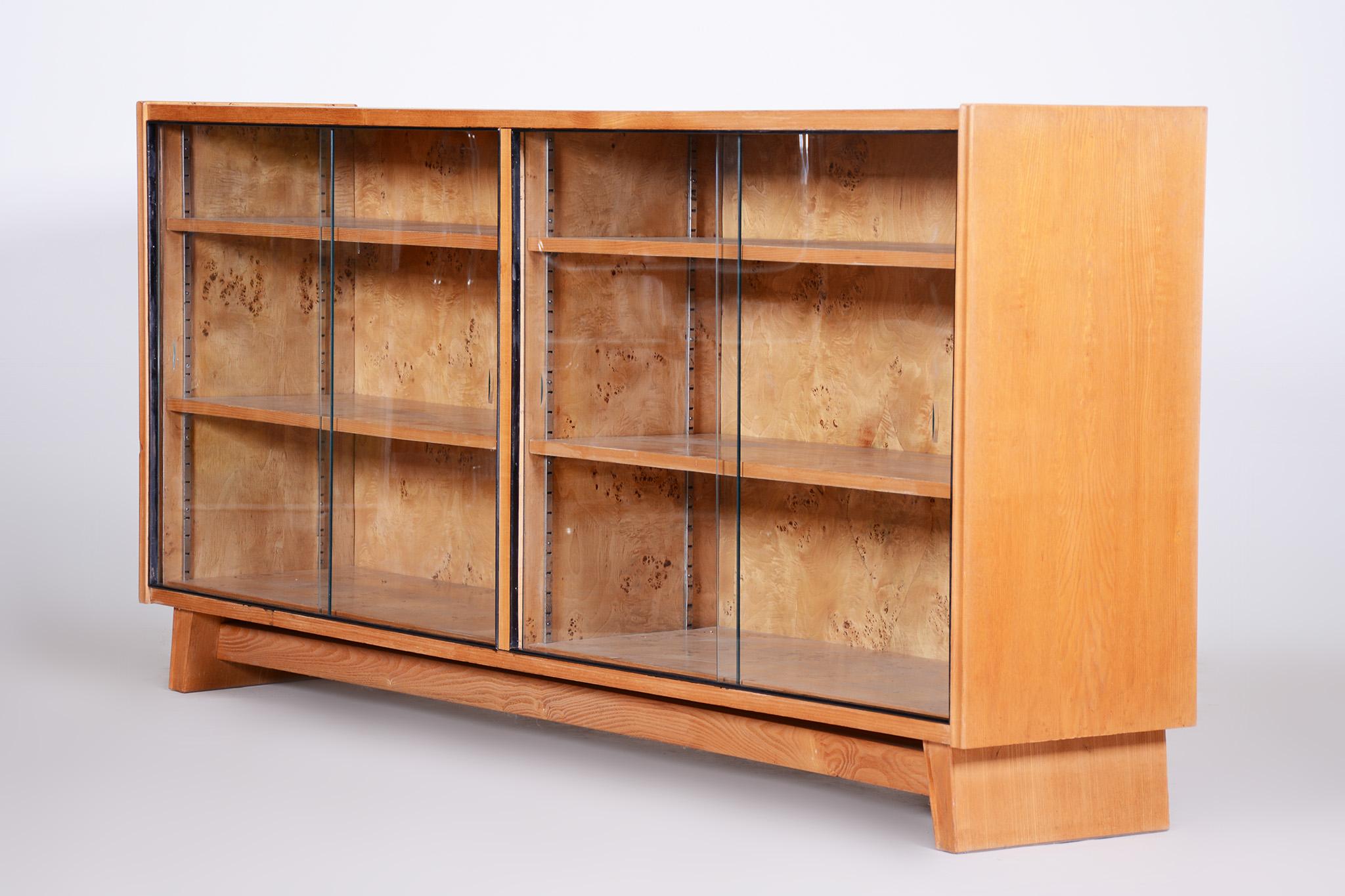Mid-Century Modern Cabinet Made in 1940s Czechia, Fully Restored  For Sale 3