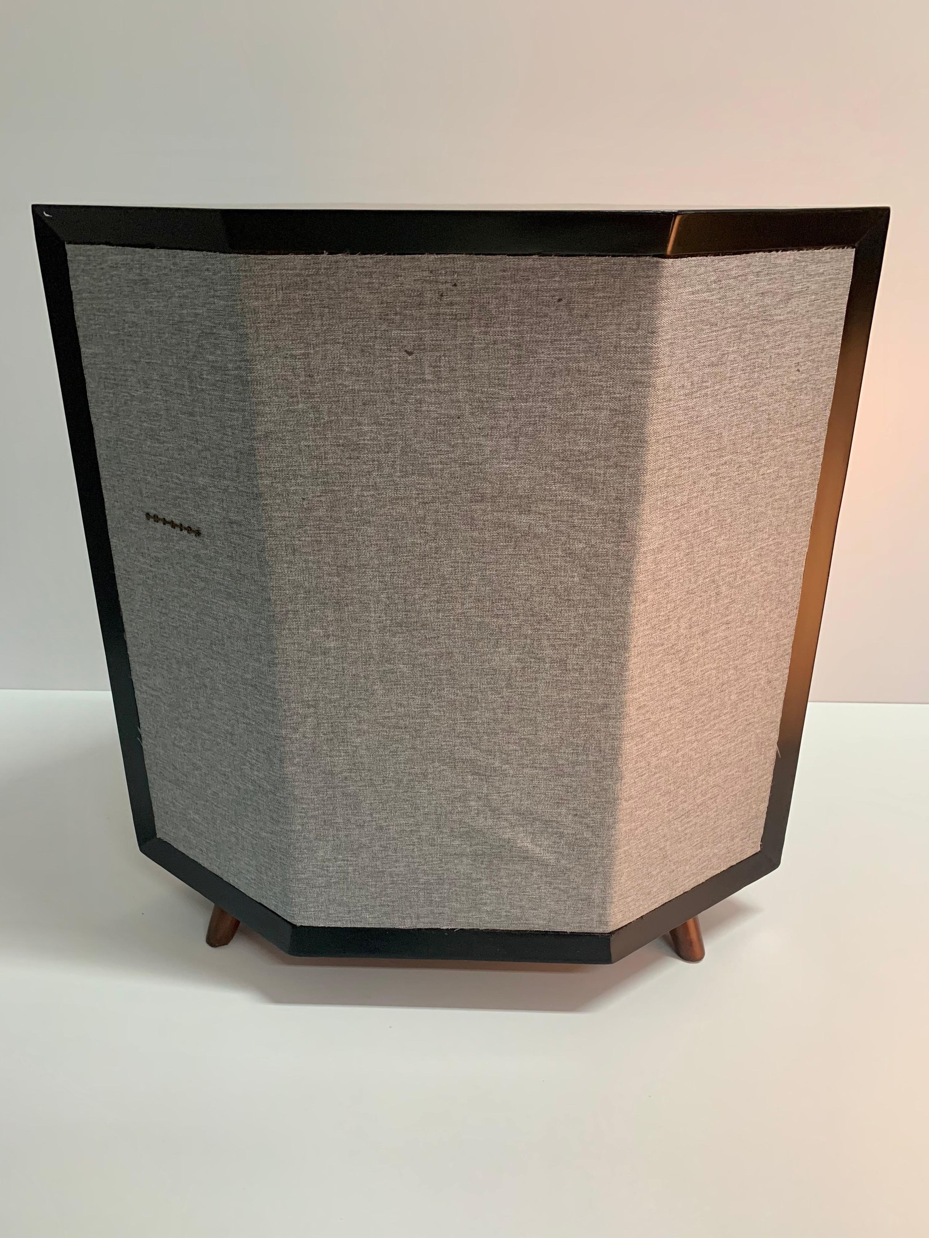 Philips brand, it has no audio speakers inside, it's just the cabinet already professionally restored on the outside, the previous fabric we couldn't remove and put a new fabric on top of it. This piece is a complement to one of the consoles we have
