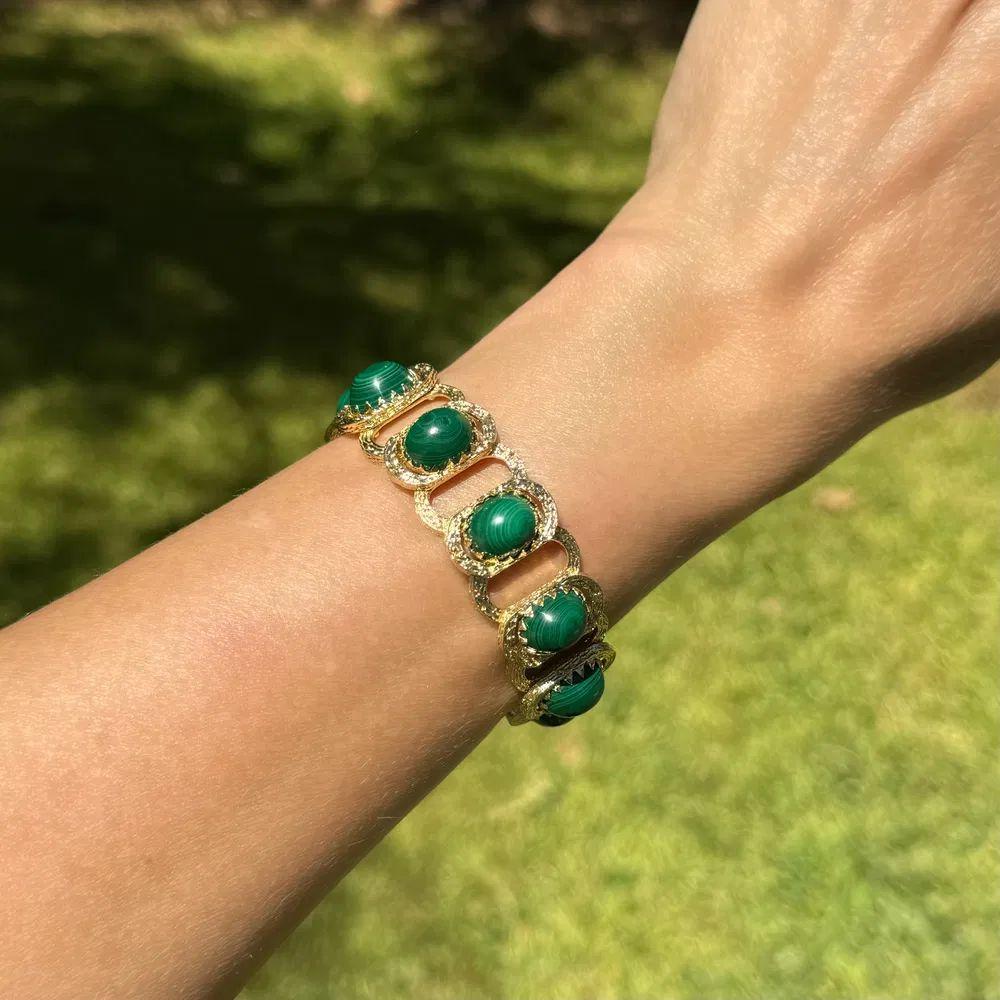 Pulsera vintage con cabujón de malaquita y oro de mediados del siglo XX Modernista en venta