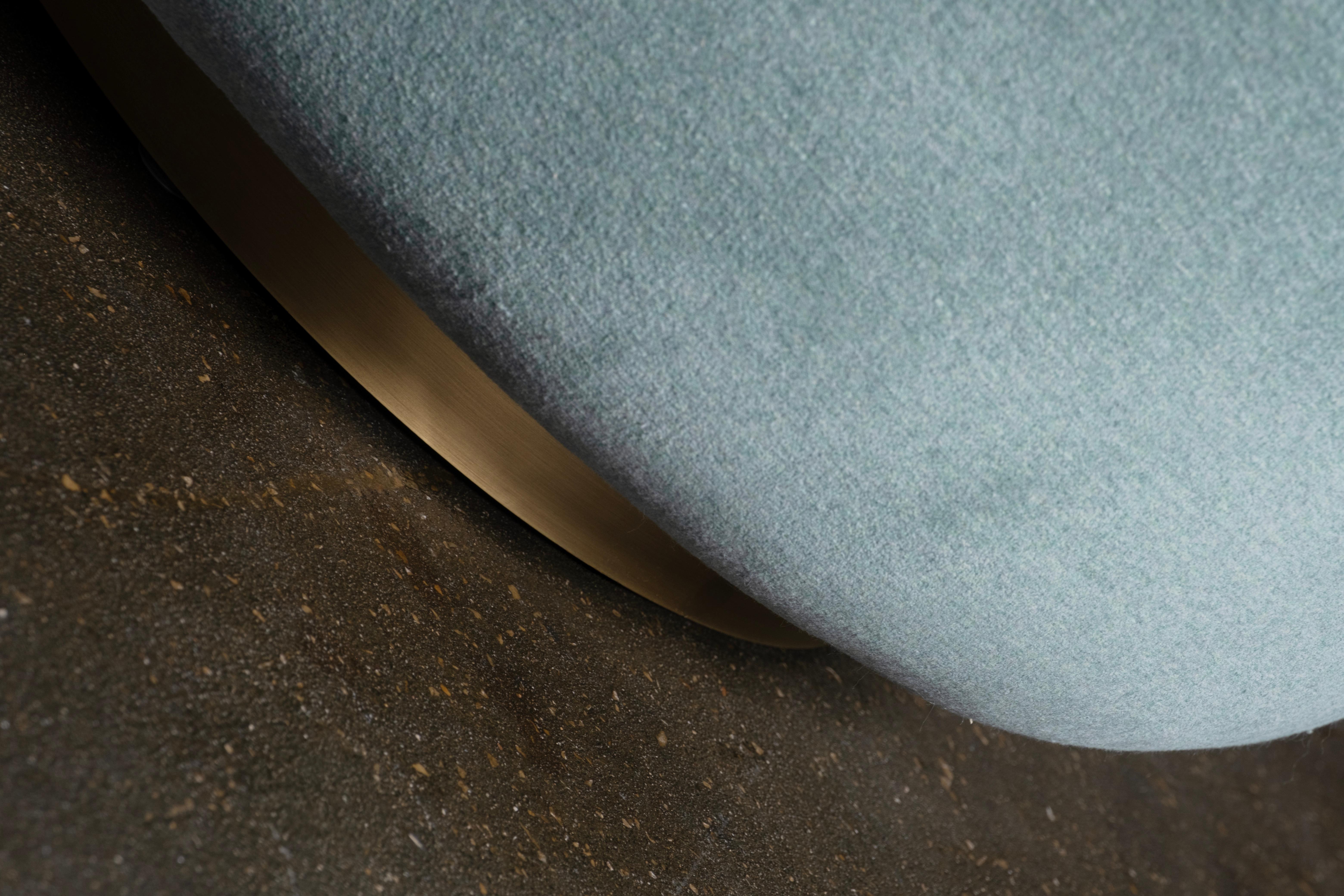 Chaise longue Caju moderne du milieu du siècle, pivotante, bouclée, fausse fourrure, Greenapple en vente 3