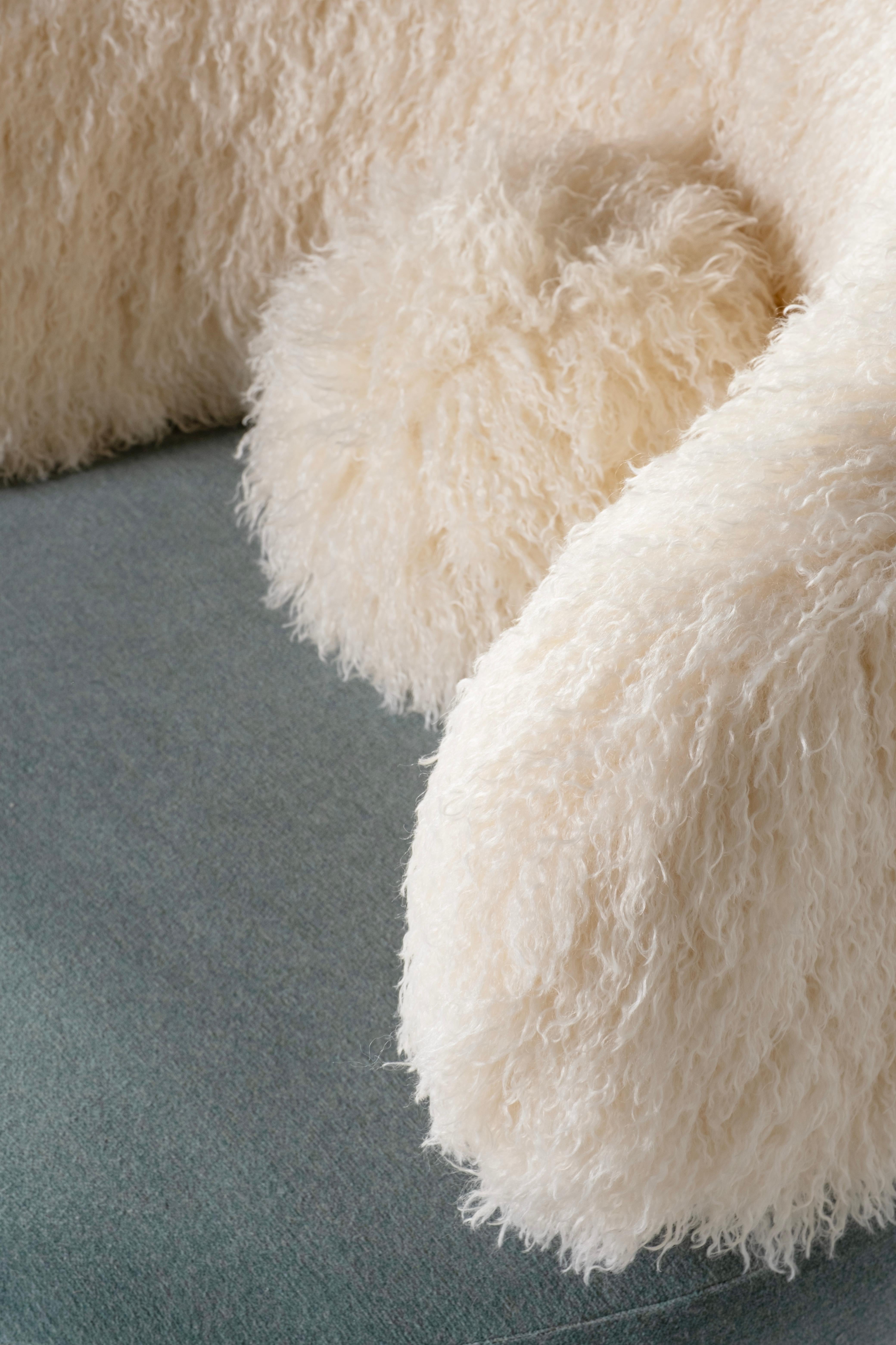 Chaise longue Caju moderne du milieu du siècle, pivotante, bouclée, fausse fourrure, Greenapple en vente 4