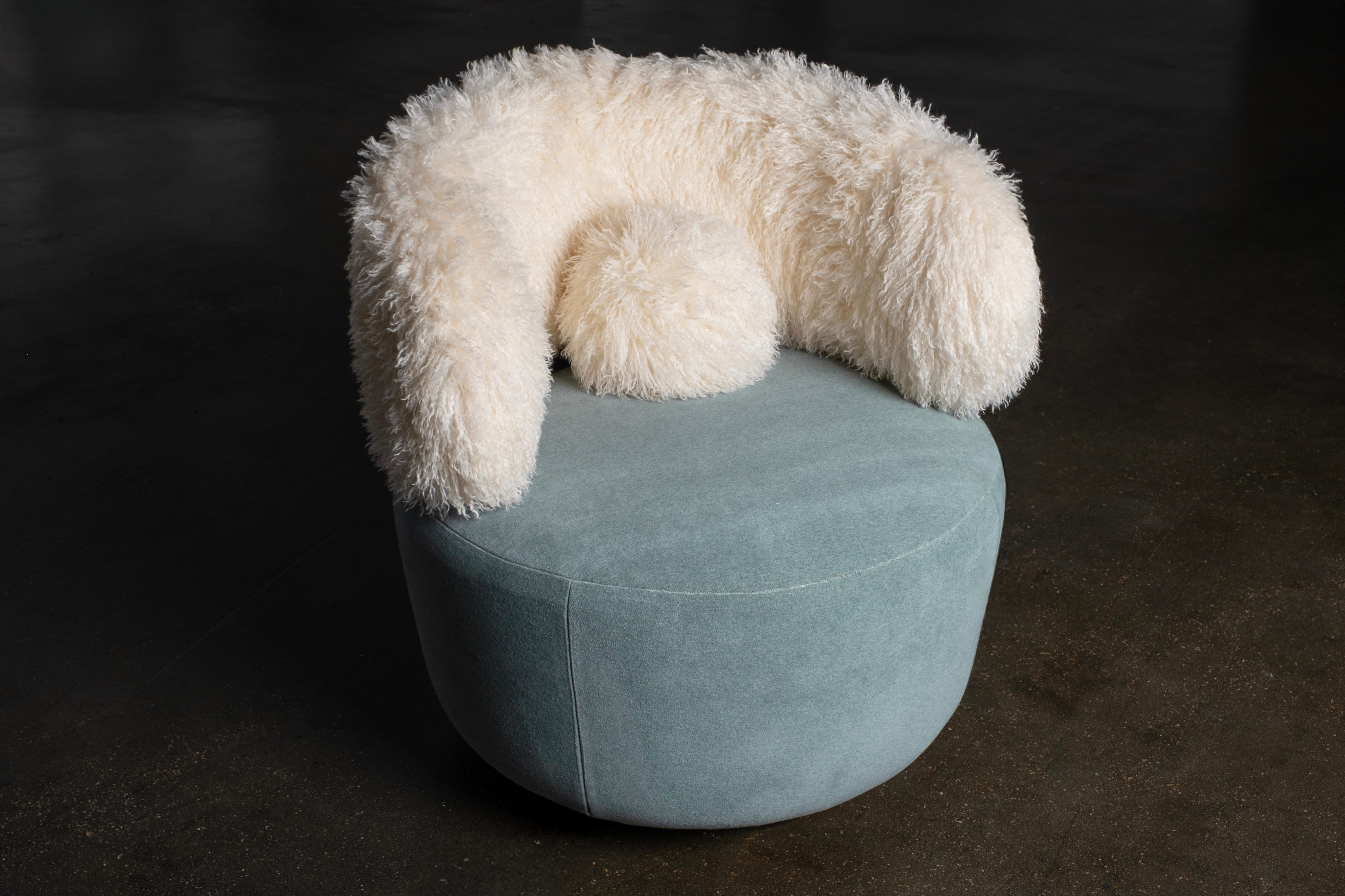 Brossé Chaise longue Caju moderne du milieu du siècle, pivotante, bouclée, fausse fourrure, Greenapple en vente