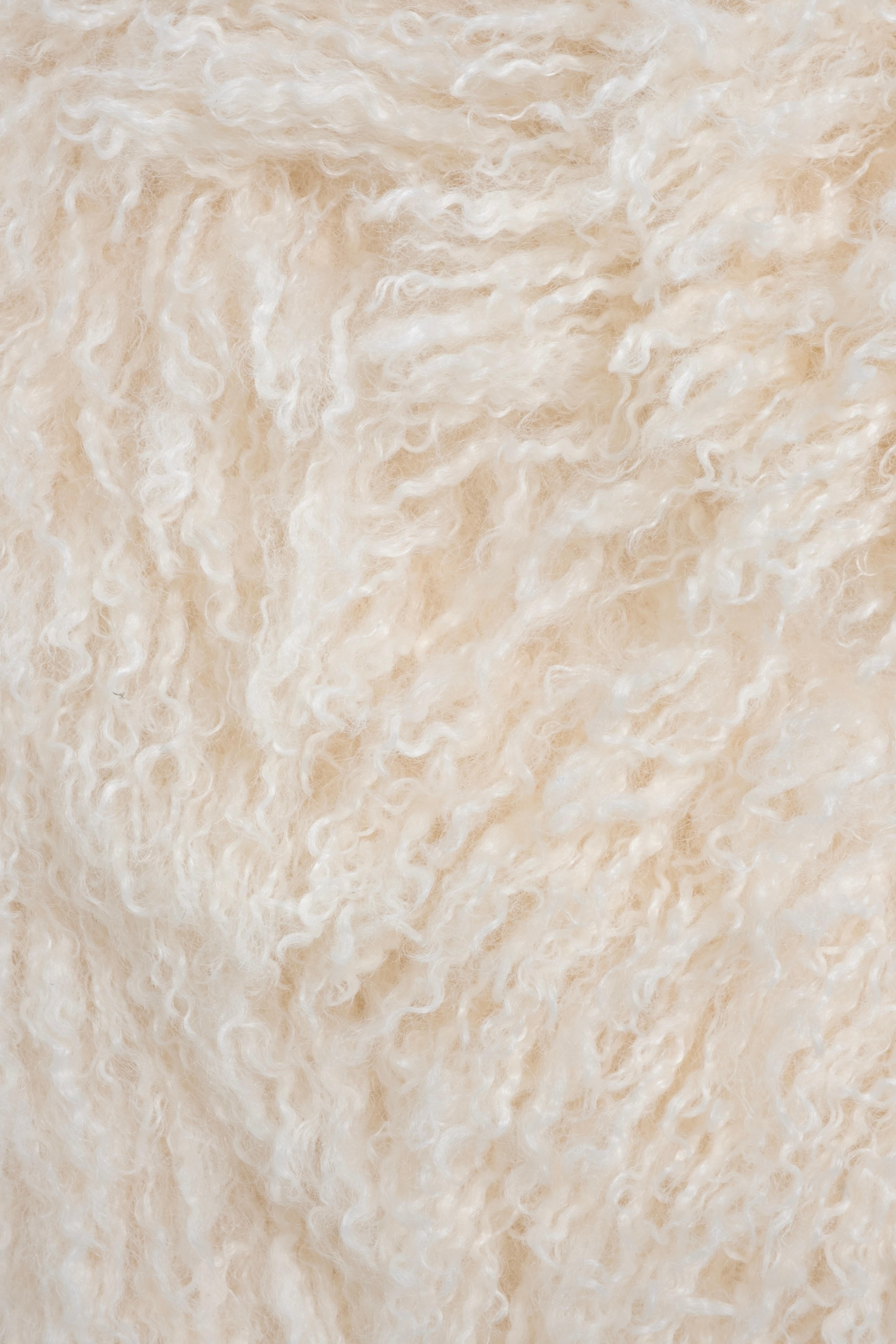 Laiton Chaise longue Caju moderne du milieu du siècle, pivotante, bouclée, fausse fourrure, Greenapple en vente