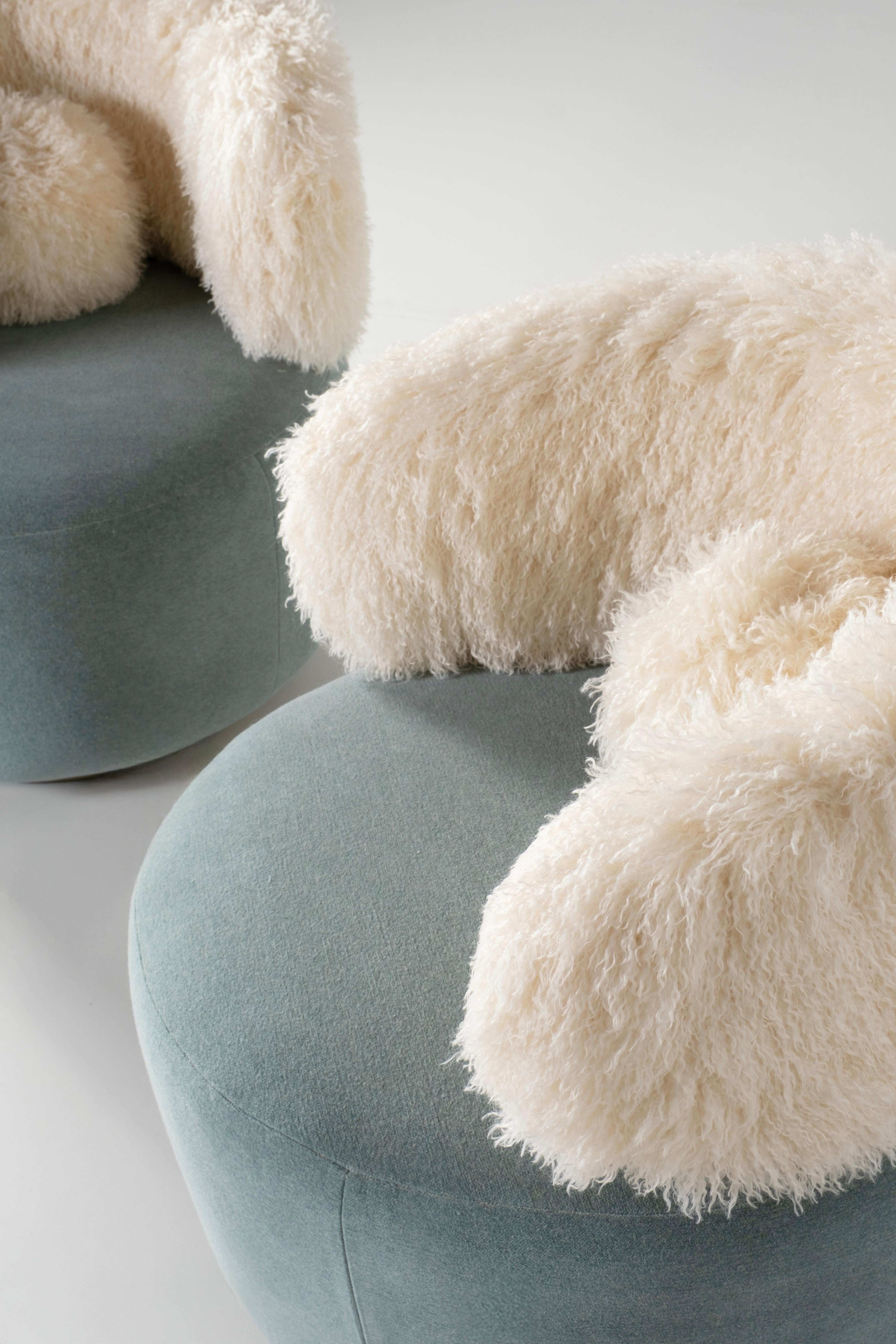 Chaise longue Caju moderne du milieu du siècle, pivotante, bouclée, fausse fourrure, Greenapple en vente 1