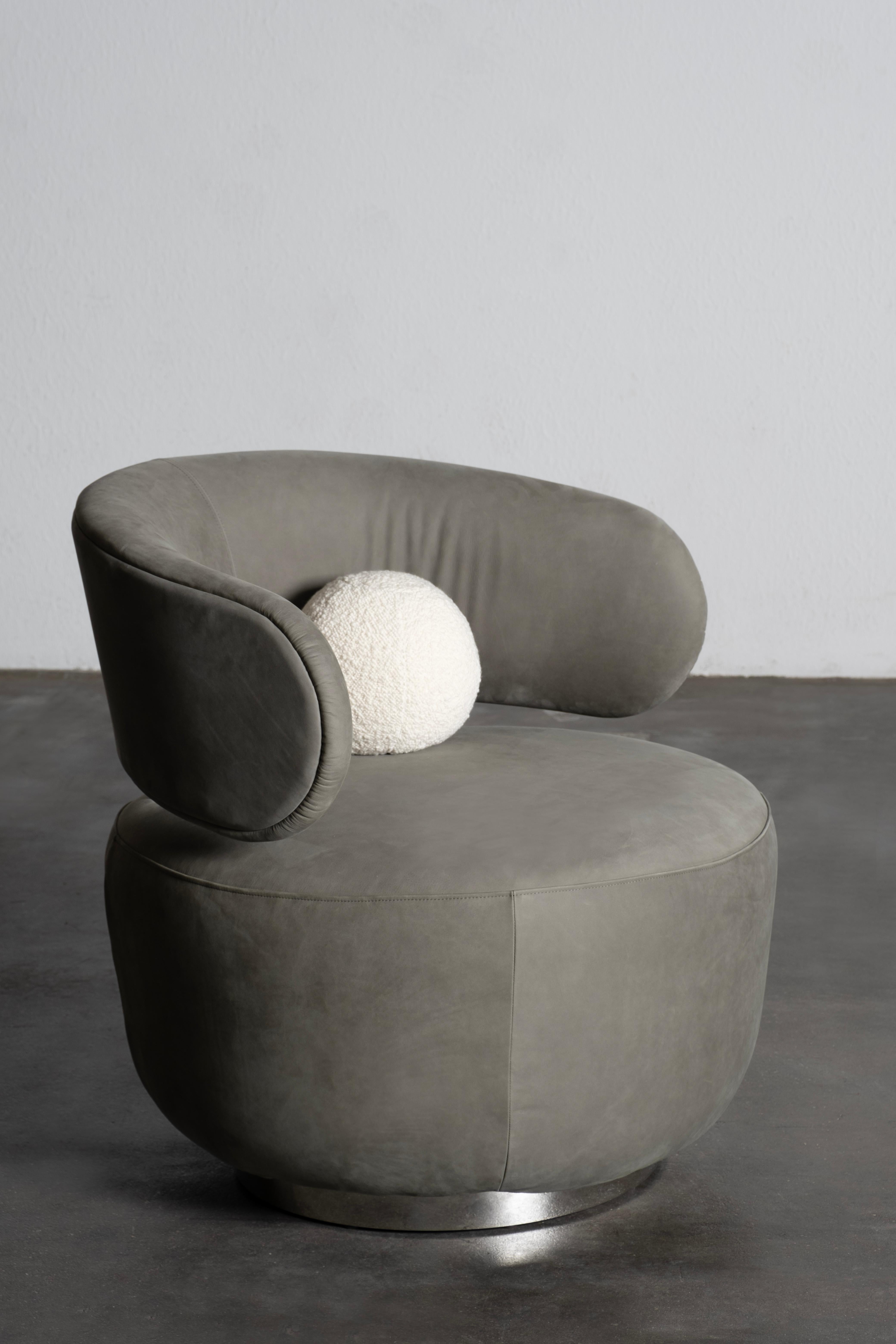 Caju Swivel Lounge Chair, Contemporary Collection, Handcrafted in Portugal - Europe by Greenapple.

The Caju swivel lounge chair embodies the perfect balance between organic design and sophisticated elegance. Inspired by the natural curves of a